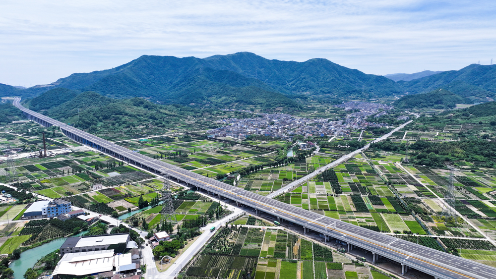 近日拍攝的浙江寧波舟山港六橫公路大橋一期工程。