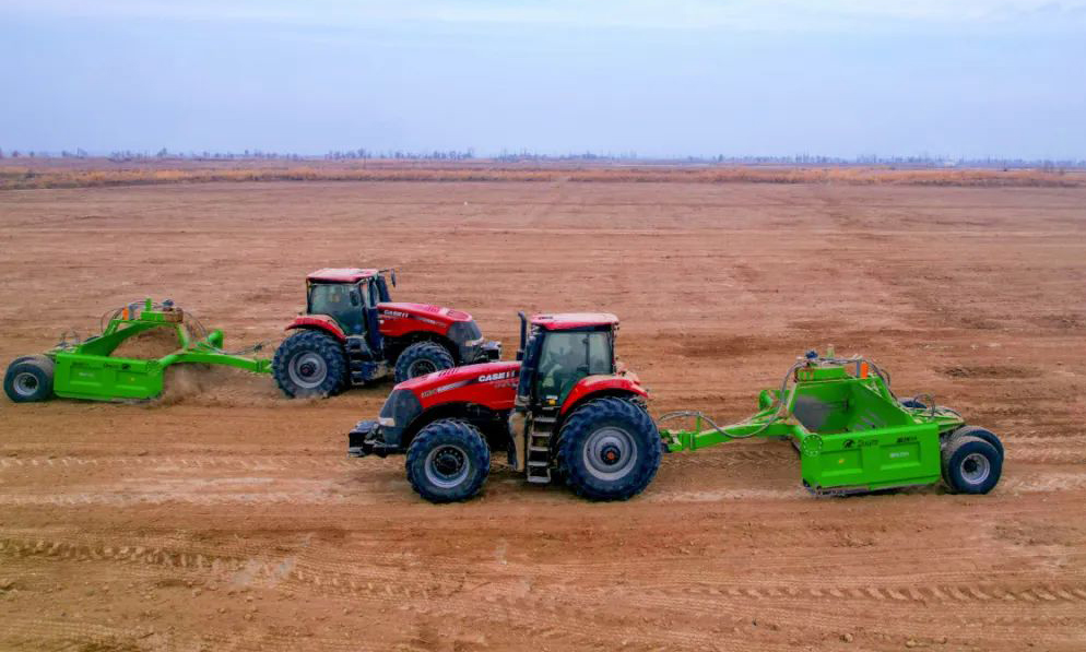 犁鏵翻開新泥、犁田機轟隆作響……融通農發烏魯木齊區域公司全面推進翻耕作業，自動化農機裝配北斗導航系統，精準實施春翻、犁地及整地聯合作業。