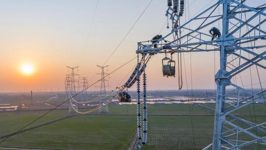 國(guó)家電網(wǎng)江蘇宿遷供電公司工作人員在220千伏陸集變電站進(jìn)行設(shè)備消缺工作。