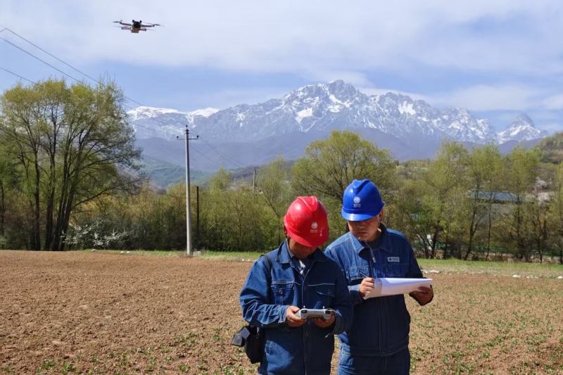 國家電網(wǎng)甘肅臨夏供電公司工作人員對10千伏馬集線開展特巡。