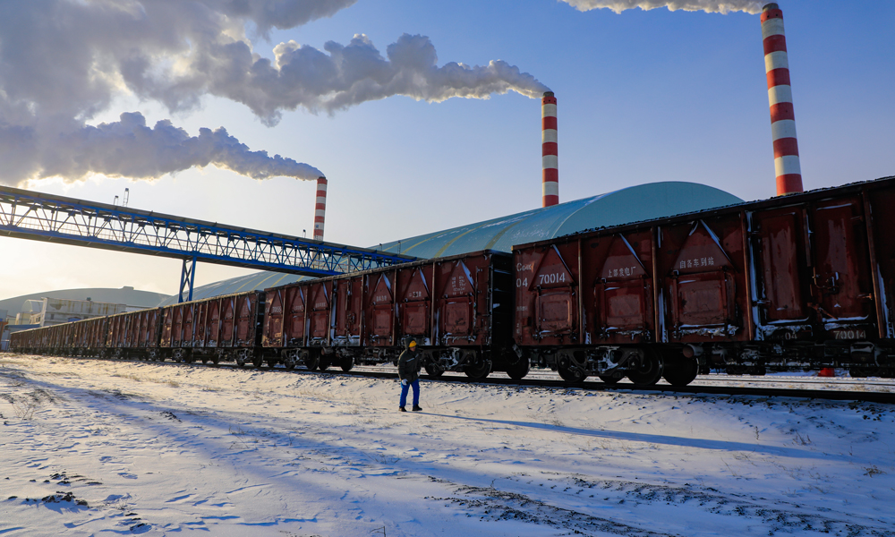 近日，中國華能下屬北方公司全年累計完成發電量1000億千瓦時，年發電量連續3年超過千億千瓦時。2024年以來，作為內蒙古自治區最大的發電供熱企業，中國華能北方公司堅決扛起能源保供責任，統籌優化新能源火電協同調度，圓滿完成各項保供任務，日、月發電量均創歷史新高。