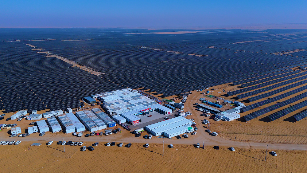 近日，在中國華能庫布齊新能源基地先導工程一期光伏項目現場，建設人員在做并網前的準備工作。中國華能庫布齊新能源基地位于內蒙古鄂爾多斯杭錦旗，是國家“沙戈荒”基地重點項目。項目規劃總裝機容量1600萬千瓦，包括風電400萬千瓦，光伏800萬千瓦，配套支撐性煤電400萬千瓦，同步配置儲能和生態治理等項目。項目全面建成后，預計每年可提供清潔電能約274億千瓦時，節約標準煤約862萬噸，減排二氧化碳約2324萬噸，生態環保效益顯著。