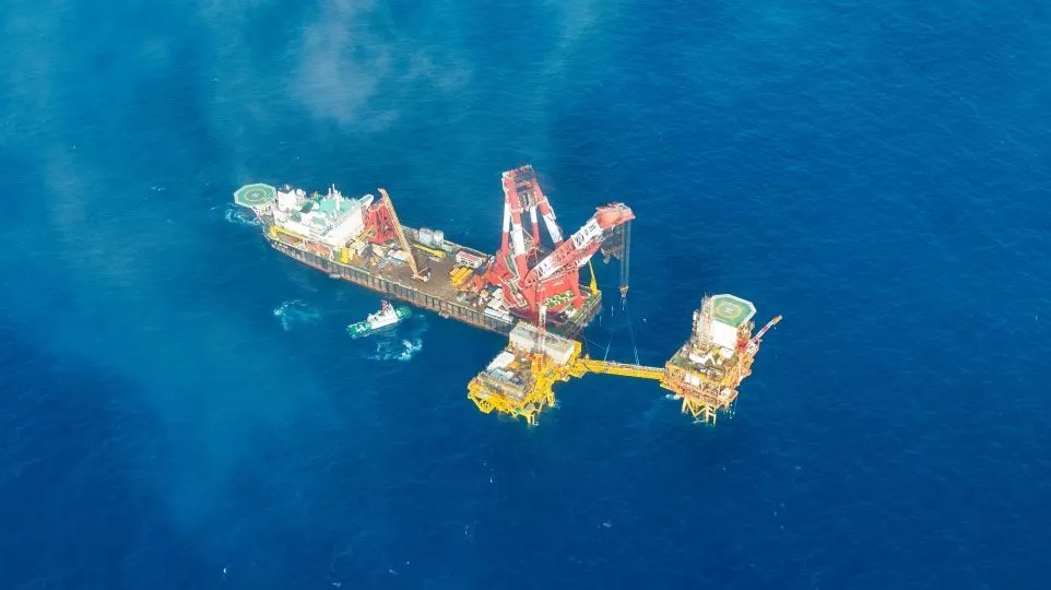 此次率先投產(chǎn)的番禺10-1平臺(tái)按照智能化、數(shù)字化標(biāo)準(zhǔn)設(shè)計(jì)，重量僅為常規(guī)平臺(tái)的三分之一，設(shè)備數(shù)量僅為常規(guī)平臺(tái)的五分之一，大量采用了智能閥門、儀表、控制系統(tǒng)等新型設(shè)備，可實(shí)現(xiàn)遠(yuǎn)程操作及臺(tái)風(fēng)模式下無人化生產(chǎn)。平臺(tái)通過一條52米的棧橋與已建的番禺10-2平臺(tái)連接，充分利用已有資源，有效降低油田開發(fā)成本。圖為工程船進(jìn)行棧橋安裝作業(yè)。