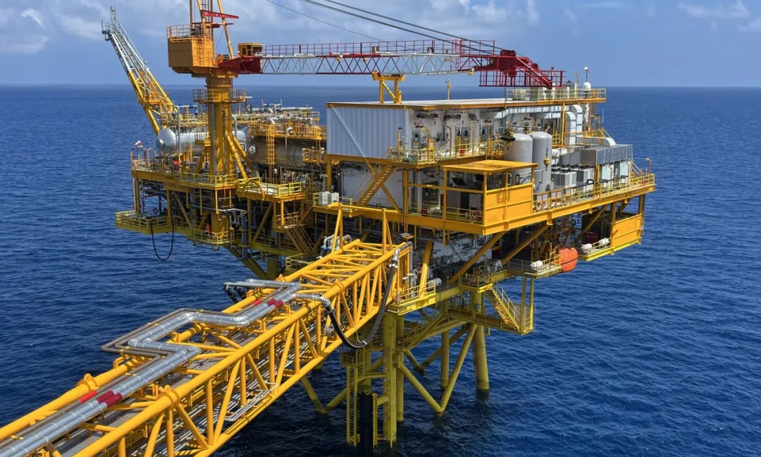 該項(xiàng)目實(shí)現(xiàn)我國首次應(yīng)用無人平臺(tái)遠(yuǎn)程開發(fā)海上稠油油田。番禺11-12平臺(tái)在搭載“臺(tái)風(fēng)生產(chǎn)模式”的基礎(chǔ)上，集成了包括油氣分離、加熱、增壓外輸?shù)戎悄芑O(shè)備的稠油處理系統(tǒng)，可同時(shí)在中心平臺(tái)和陸地操控中心進(jìn)行遠(yuǎn)程操作，具備遙控測井、壓井和恢復(fù)生產(chǎn)等能力，進(jìn)一步豐富了我國非常規(guī)油氣田經(jīng)濟(jì)高效開采技術(shù)體系。圖為番禺10-1平臺(tái)。