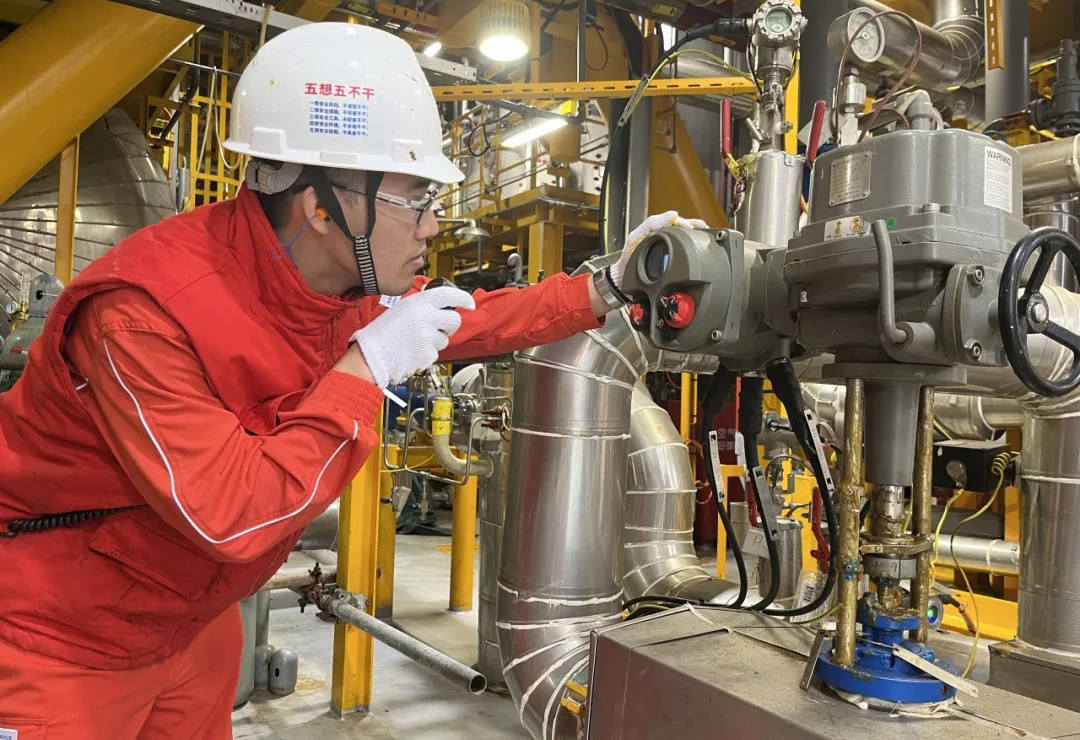 番禺油田于2003年10月投產(chǎn)，建有7座海上生產(chǎn)平臺(tái)和1艘浮式生產(chǎn)儲(chǔ)卸油裝置，同時(shí)開發(fā)8個(gè)油田，累計(jì)生產(chǎn)原油5400萬噸。為保障國家能源安全、助力地方穩(wěn)經(jīng)濟(jì)穩(wěn)發(fā)展作出了積極貢獻(xiàn)。圖為中國海油生產(chǎn)人員檢查現(xiàn)場參數(shù)。