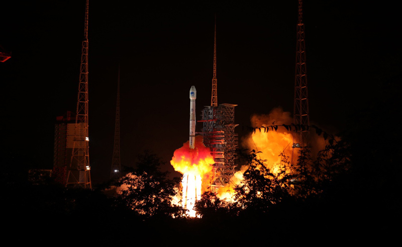 9月19日22時07分，我國在西昌衛(wèi)星發(fā)射中心用長征三號乙運載火箭（及遠(yuǎn)征一號上面級），以“一箭雙星”方式成功發(fā)射兩顆北斗導(dǎo)航衛(wèi)星。新華社發(fā)（梁珂巖 攝）