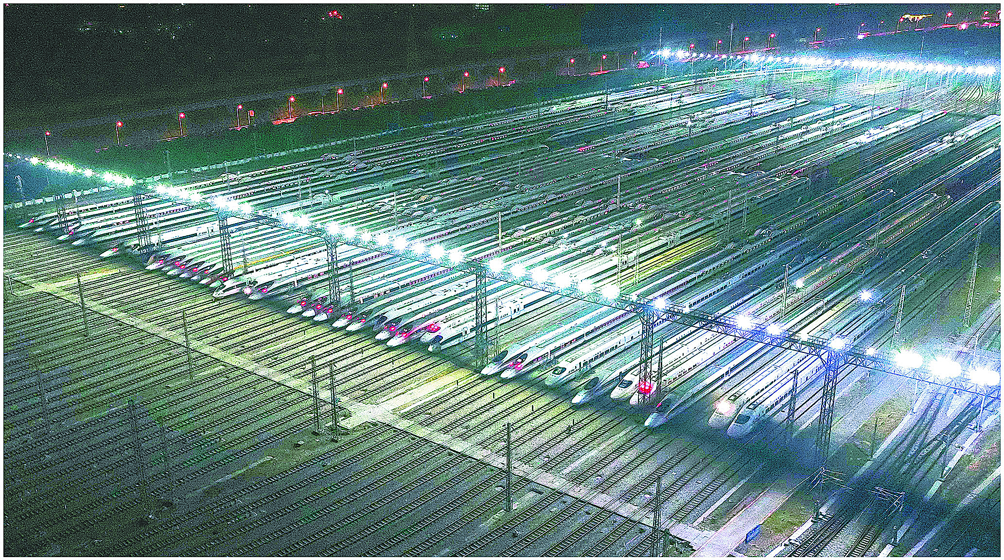 創新是第一動力，科技是第一生產力。2018年，中國鐵建大力加強以科技創新為核心的全面創新，施工紀錄不斷突破。40年來，中國鐵建承擔了中國鐵路近50%的建設任務，參與設計和建設分別占全國高鐵營運里程的56%和46%。圖為2018年暑運期間，鐵四院設計的世界上規模最大的動車檢修基地——武漢動車段內，近百輛動車組正在存車線上整裝待發。 雷佳民 攝.jpg