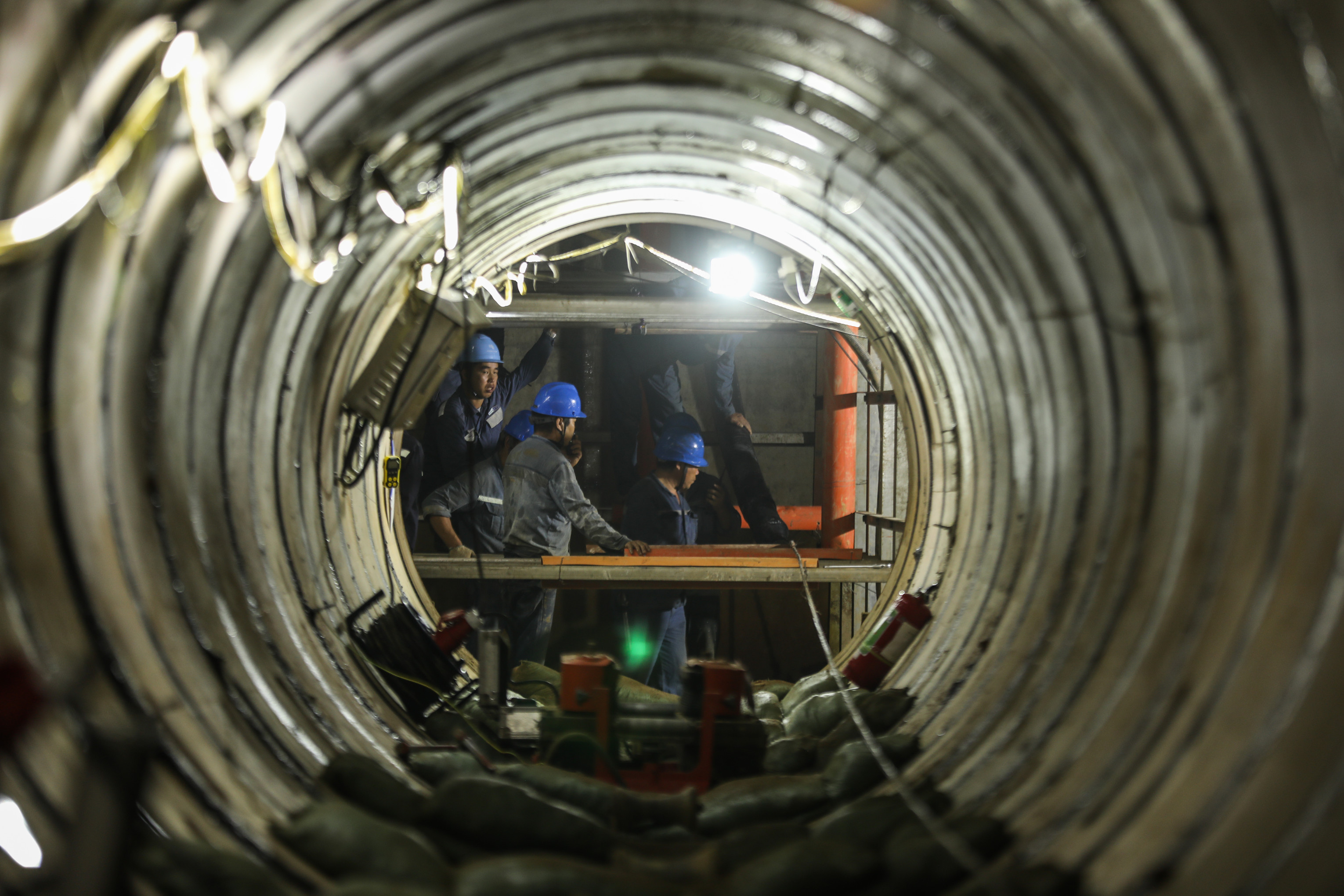 南方電網公司項目人員在粵澳聯網220千伏第三通道電纜管廊內進行施工作業。（楊惠平  攝）_副本.jpg