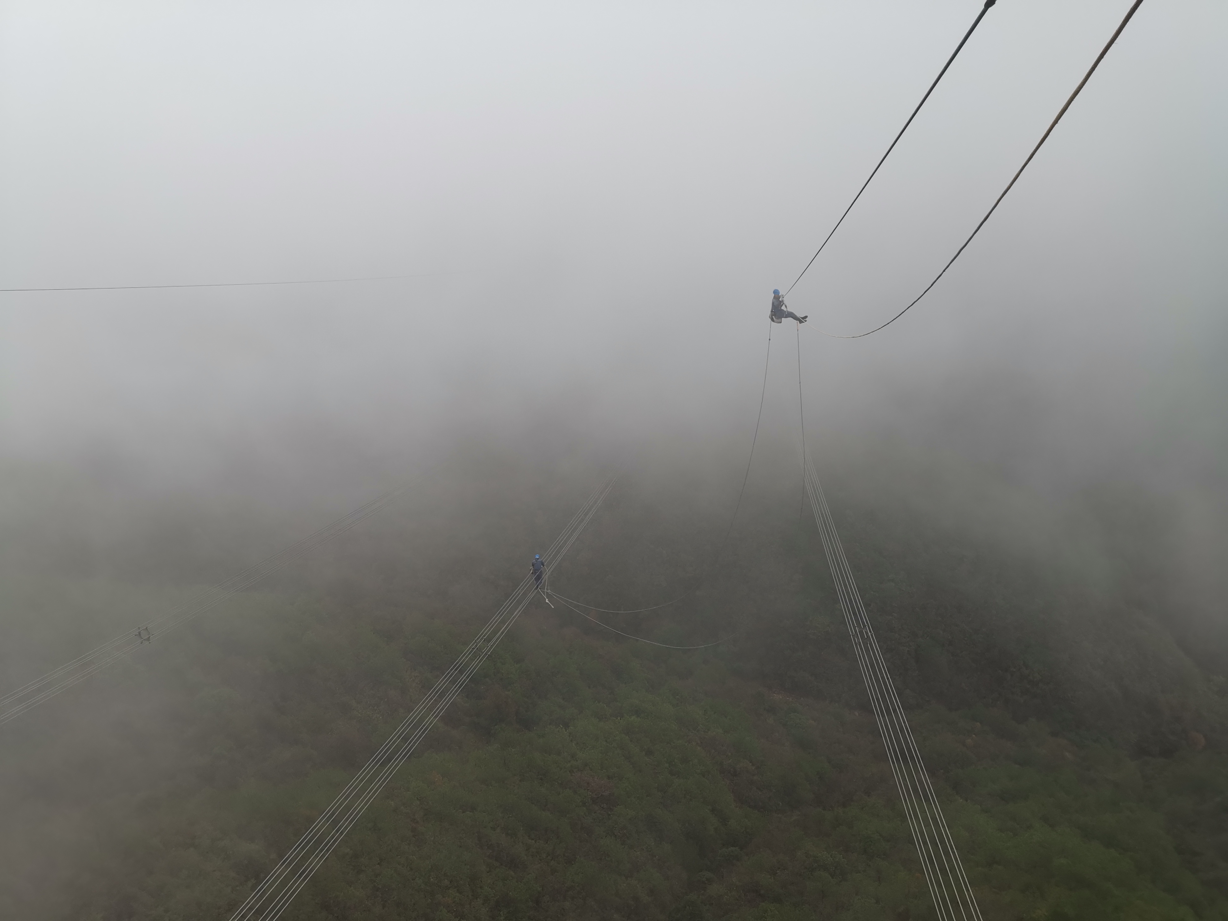 11月24日,超高壓柳州局工作人員方守剛坐飛車在架空地線上懸空工作,導線上作業人員唐瑞焱,開展桂山乙線55#大號側架空地光纜補強工作。(韋志勇).jpg 11月24日,超高壓柳州局工作人員方守剛坐飛車在架空地線上懸空工作,導線上作業人員唐瑞焱,開展桂山乙線55#大號側架空地光纜補強工作。(韋志勇).jpg