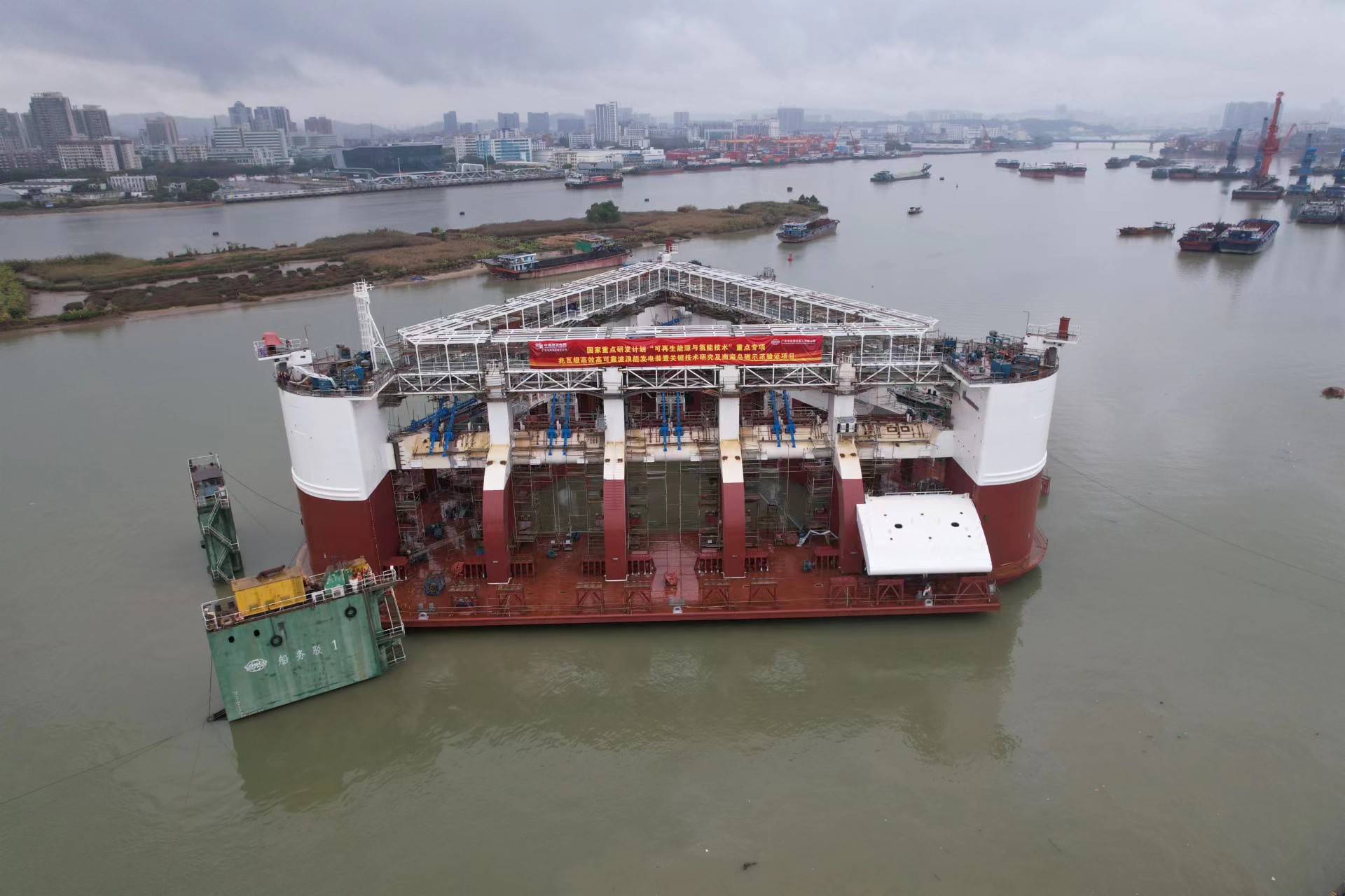 圖說:世界首臺(tái)兆瓦級漂浮式波浪能發(fā)電裝置正式下水。3.jpg 圖說:世界首臺(tái)兆瓦級漂浮式波浪能發(fā)電裝置正式下水。3.jpg