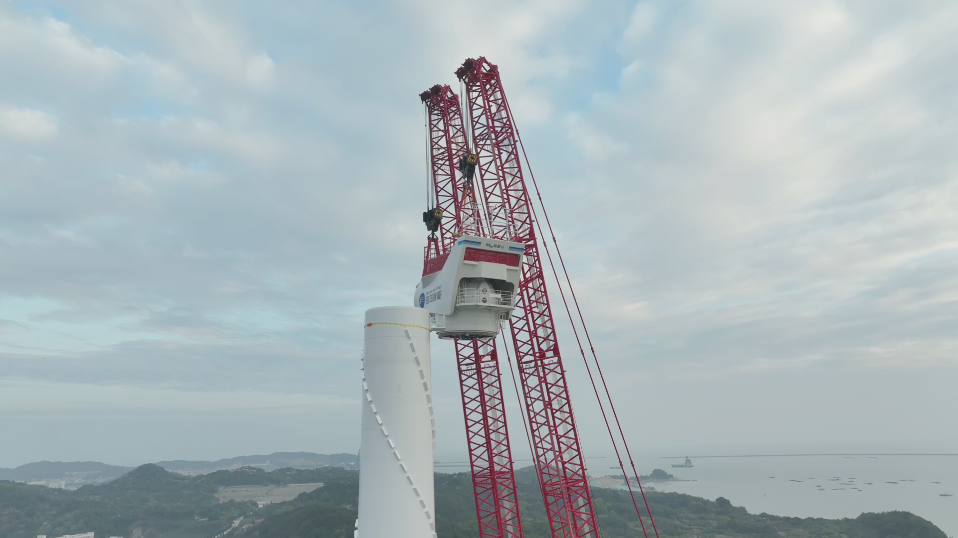 廣東首個風電臨海試驗基地試驗風機吊裝。潘軍 許鴻斌 攝.png