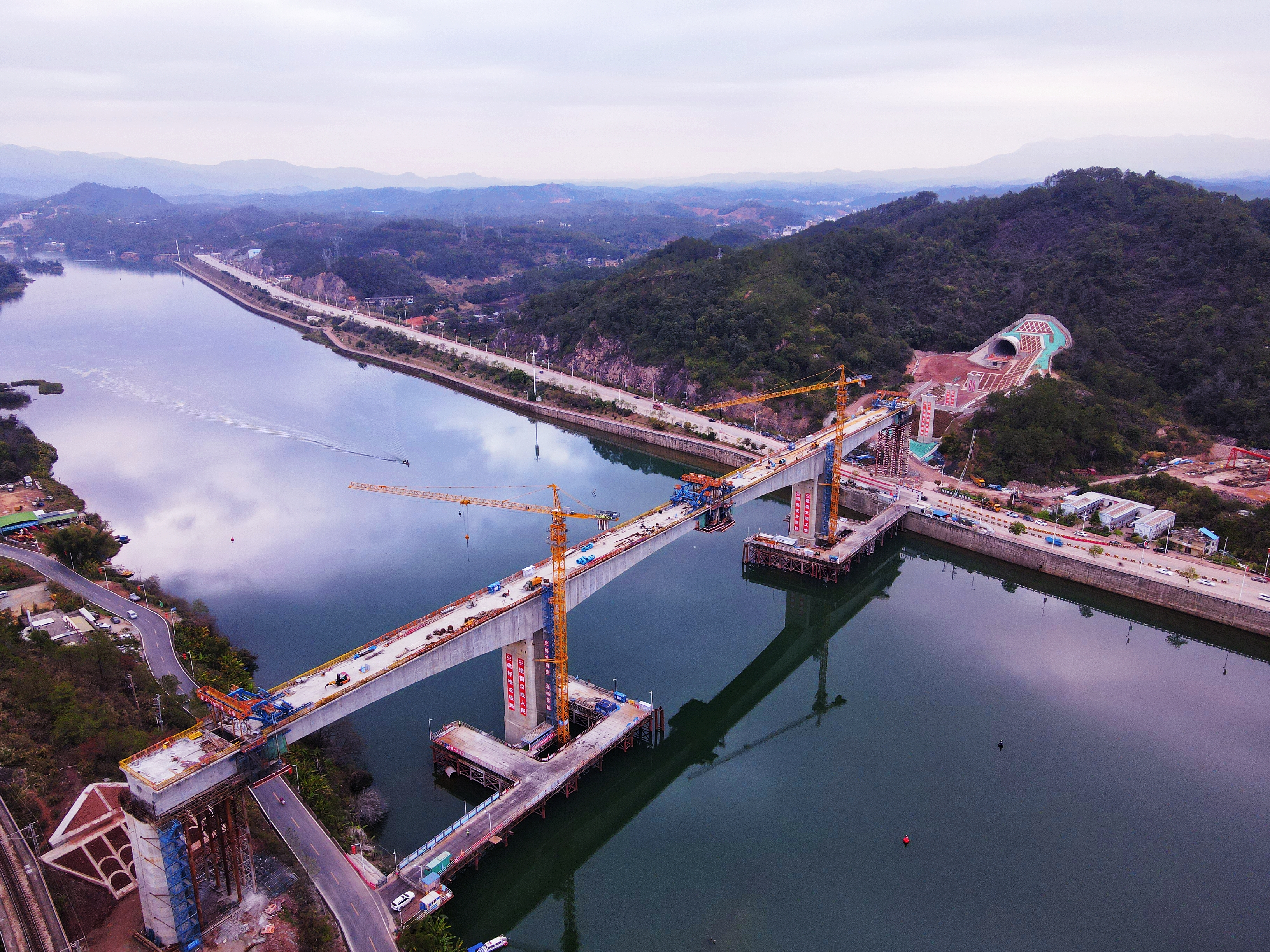 梅龍高鐵東江特大橋順利合龍1.jpg 梅龍高鐵東江特大橋順利合龍1.jpg