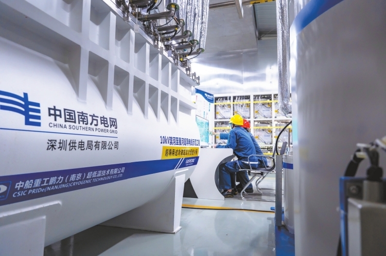 在超導電纜持續大負荷測試的過程中,測試人員需要對各項數據進行實時監測。圖為深圳供電局工作人員在記錄超導制冷系統的數據變化。 黃海鵬 攝.jpg 在超導電纜持續大負荷測試的過程中,測試人員需要對各項數據進行實時監測。圖為深圳供電局工作人員在記錄超導制冷系統的數據變化。 黃海鵬 攝.jpg