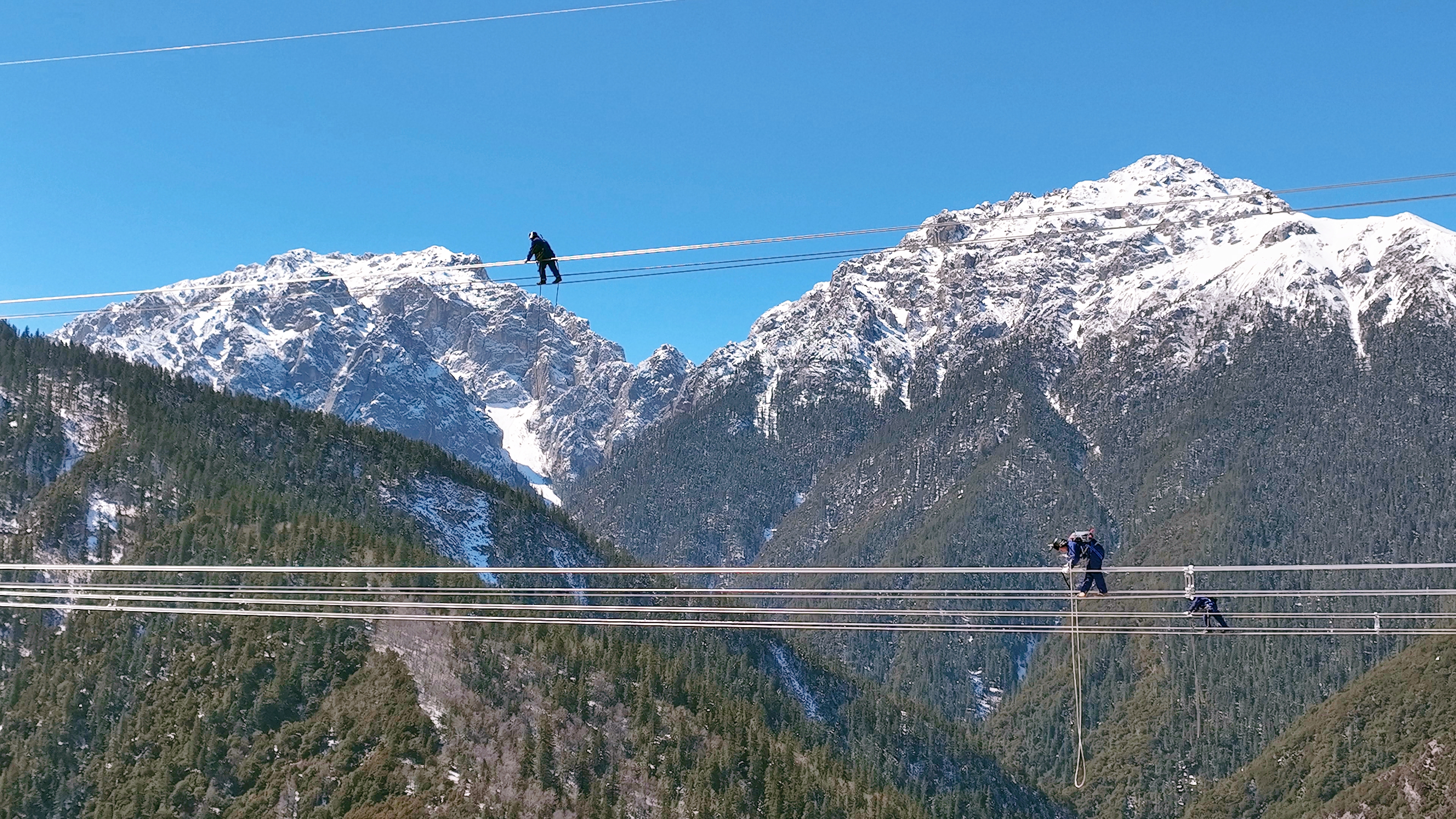 國網四川電力施工人員在至瀾滄江500千伏線路工程走線驗收。.jpg
