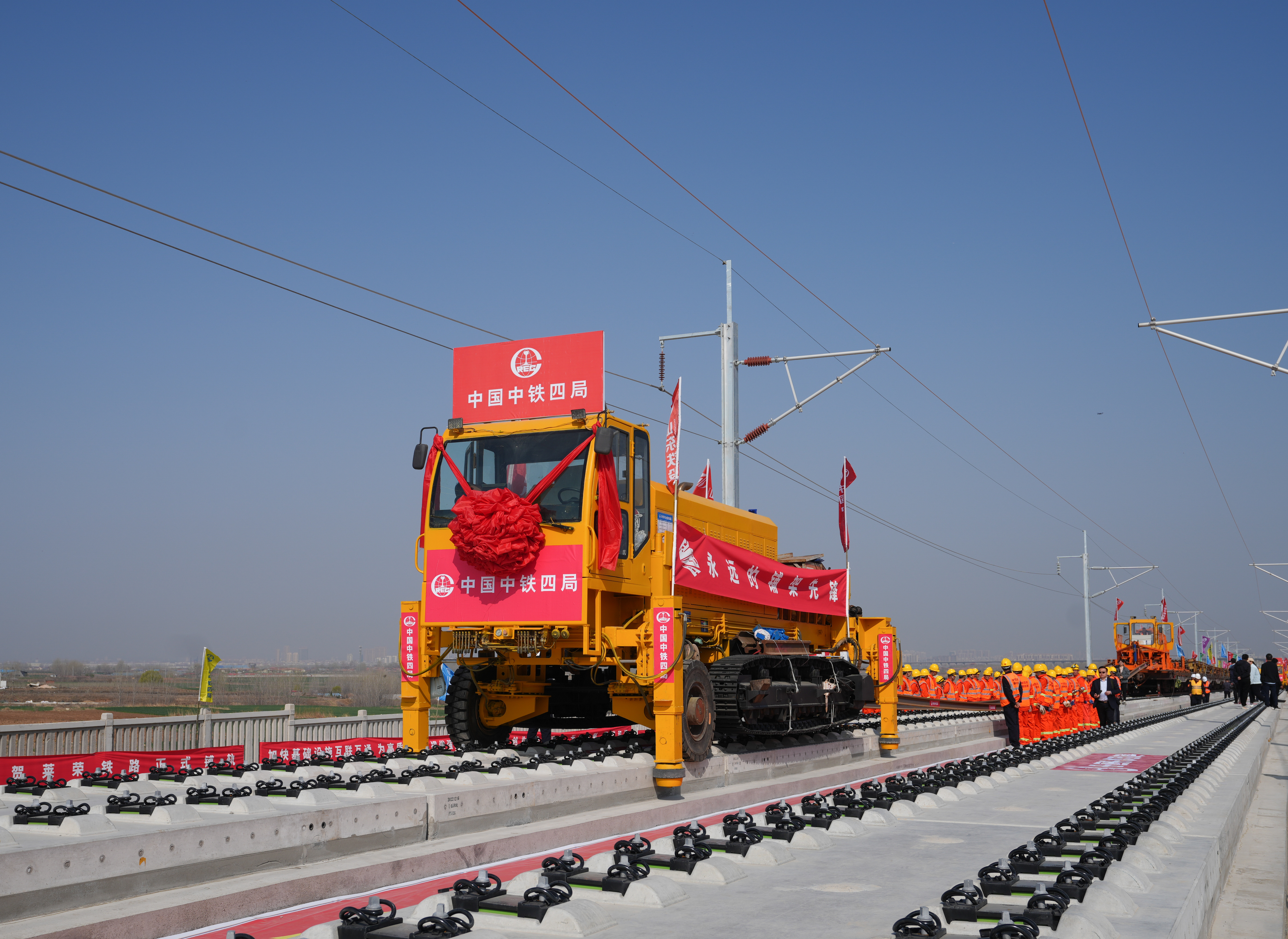 鐵路有砟、無砟軌道鋪設一體式牽引車.jpg 鐵路有砟、無砟軌道鋪設一體式牽引車.jpg
