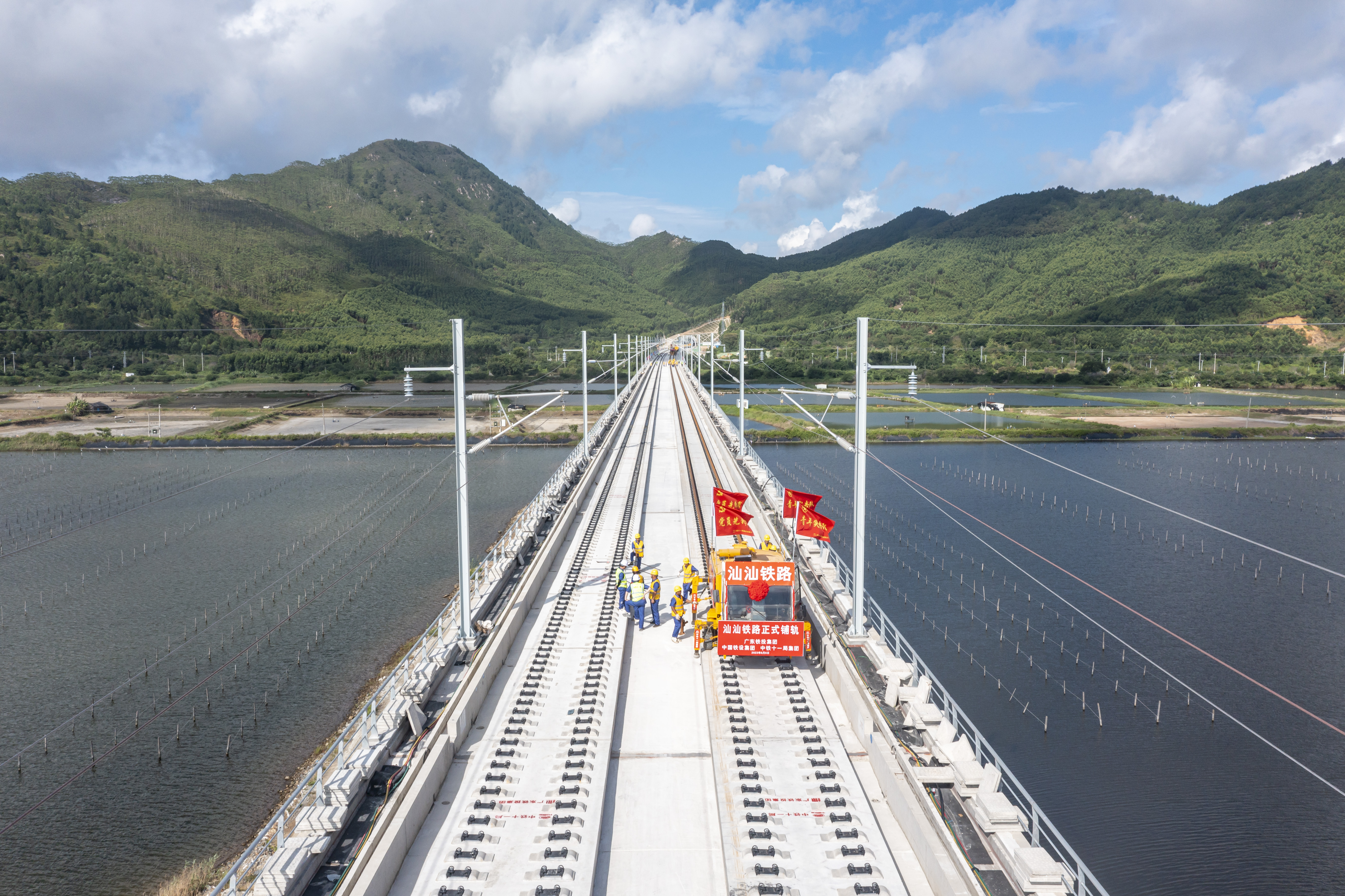 作業人員完成一對500米長鋼軌鋪設。劉連強 攝.jpg