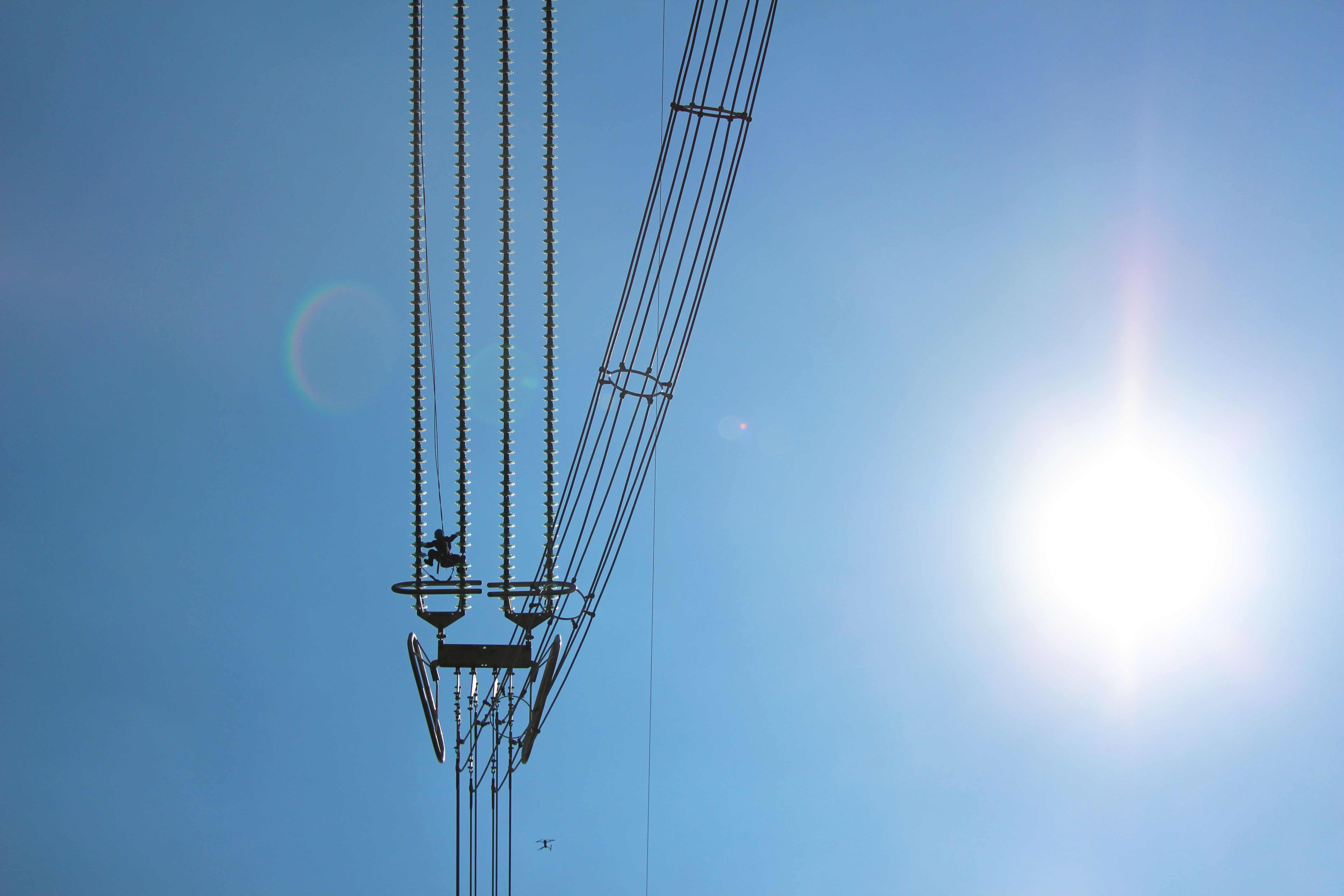 近期,南方電網公司完成13條直流工程的年度“體檢”。圖為南方電網超高壓公司曲靖局檢修人員在昆柳龍直流工程70米高空線路開展自爆絕緣子更換工作。(戴永平).jpg 近期,南方電網公司完成13條直流工程的年度“體檢”。圖為南方電網超高壓公司曲靖局檢修人員在昆柳龍直流工程70米高空線路開展自爆絕緣子更換工作。(戴永平).jpg