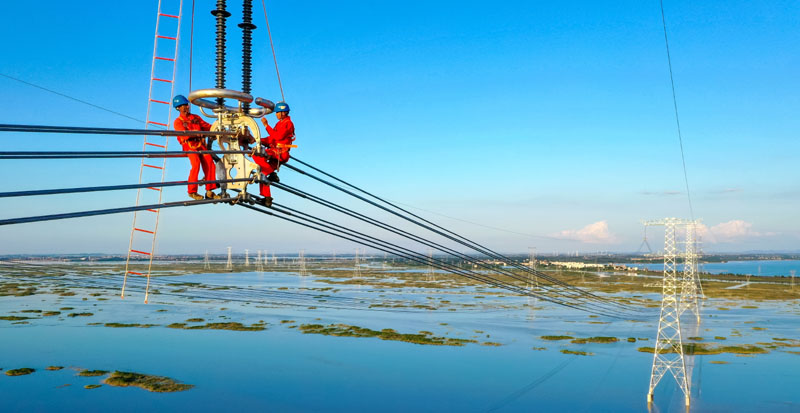 國網江西送變電公司施工人員在武漢—南昌特高壓線路工程施工現場進行附件安裝緊固作業。.jpg