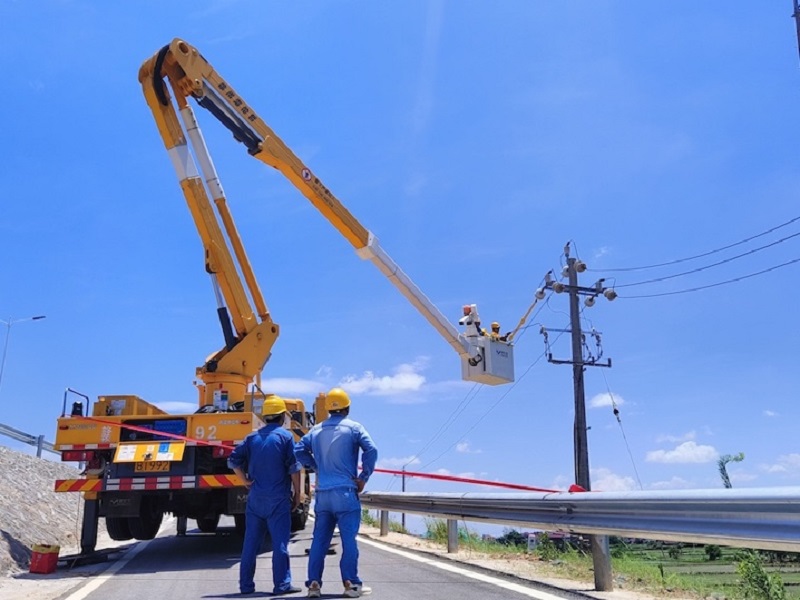 國網江西鷹潭市余江區供電公司員工在10千伏鴨塘線開展帶電作業。.jpg