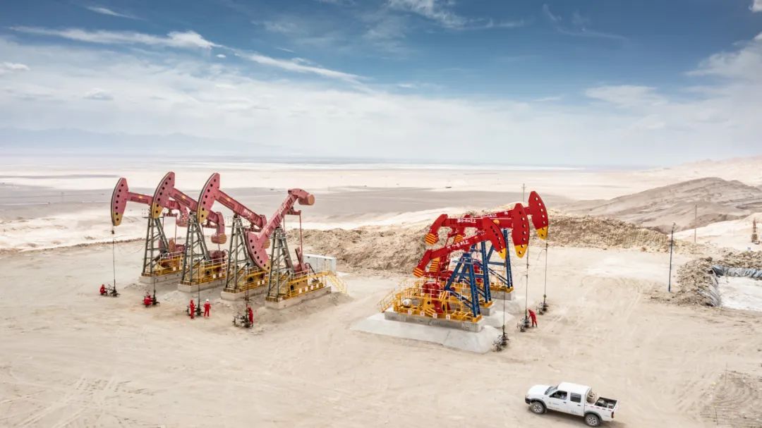 青海油田采油五廠英9-6井場員工奮力搶抓上產(chǎn)黃金季。呂殿杰 攝.jpg