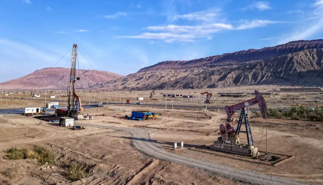 吐哈油田魯克沁采油管理區(qū)生產(chǎn)現(xiàn)場。史建忠 攝.jpg