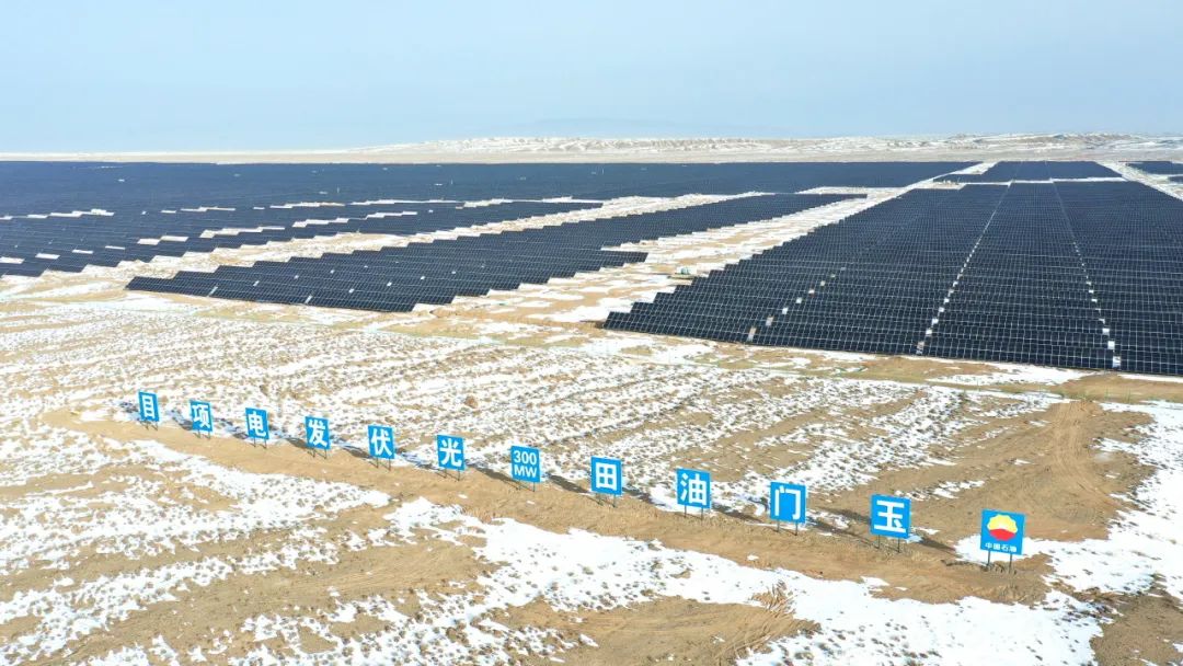 玉門油田300兆瓦光伏發(fā)電項目。談智 攝.jpg