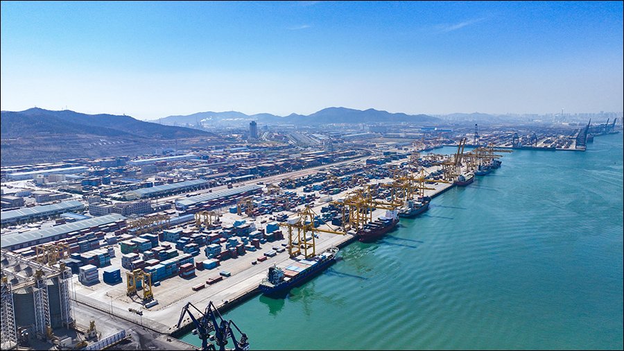 同比增長超兩成，上半年遼港集團(tuán)集裝箱生產(chǎn)“成績單”亮眼2 (1)-ok.jpg