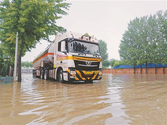 圖為車輛執行油品配送任務。黃璽 攝.jpg