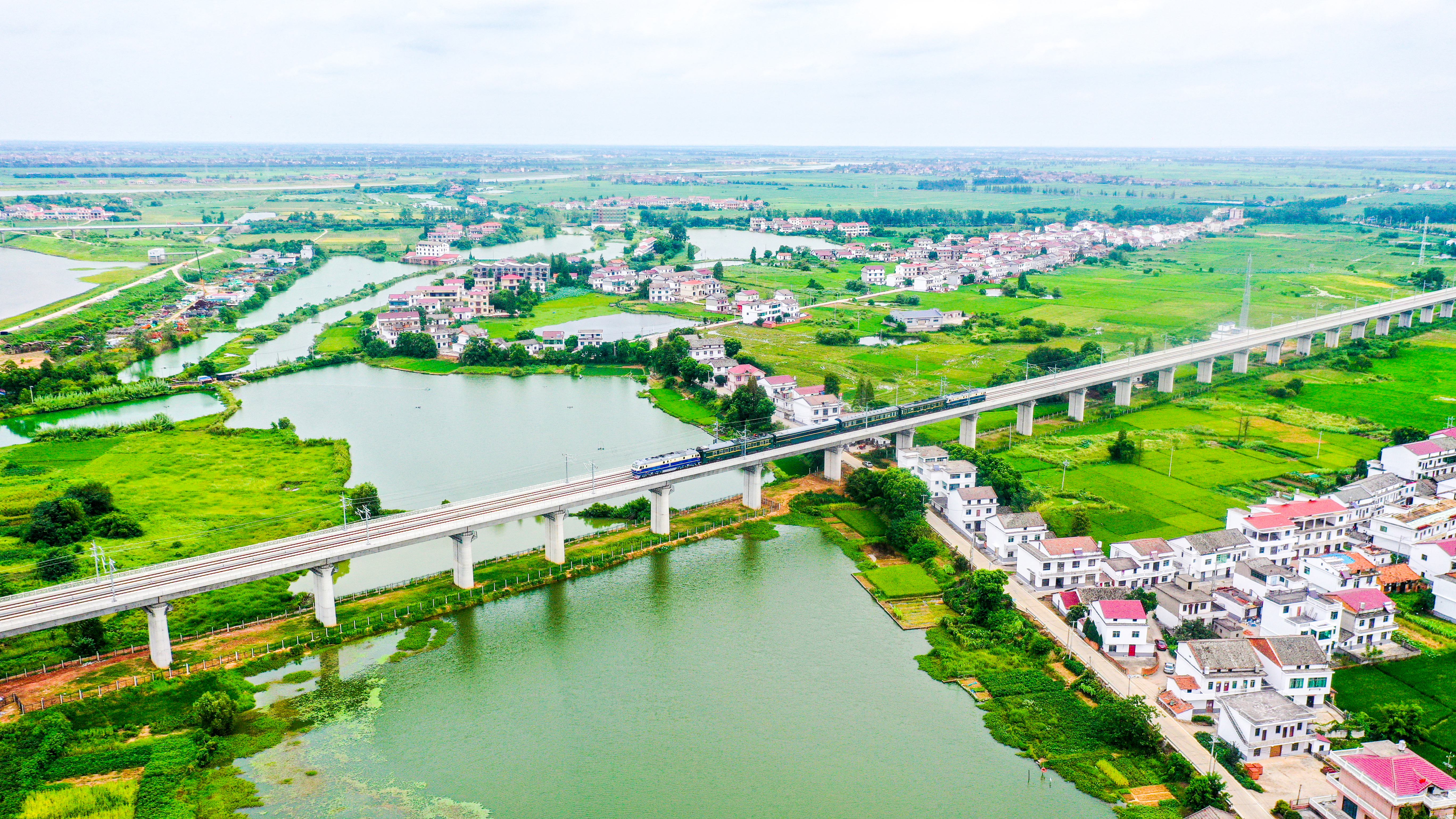 圖為聯(lián)調(diào)聯(lián)試檢測列車通過中鐵十四局施工管段 (2).jpg