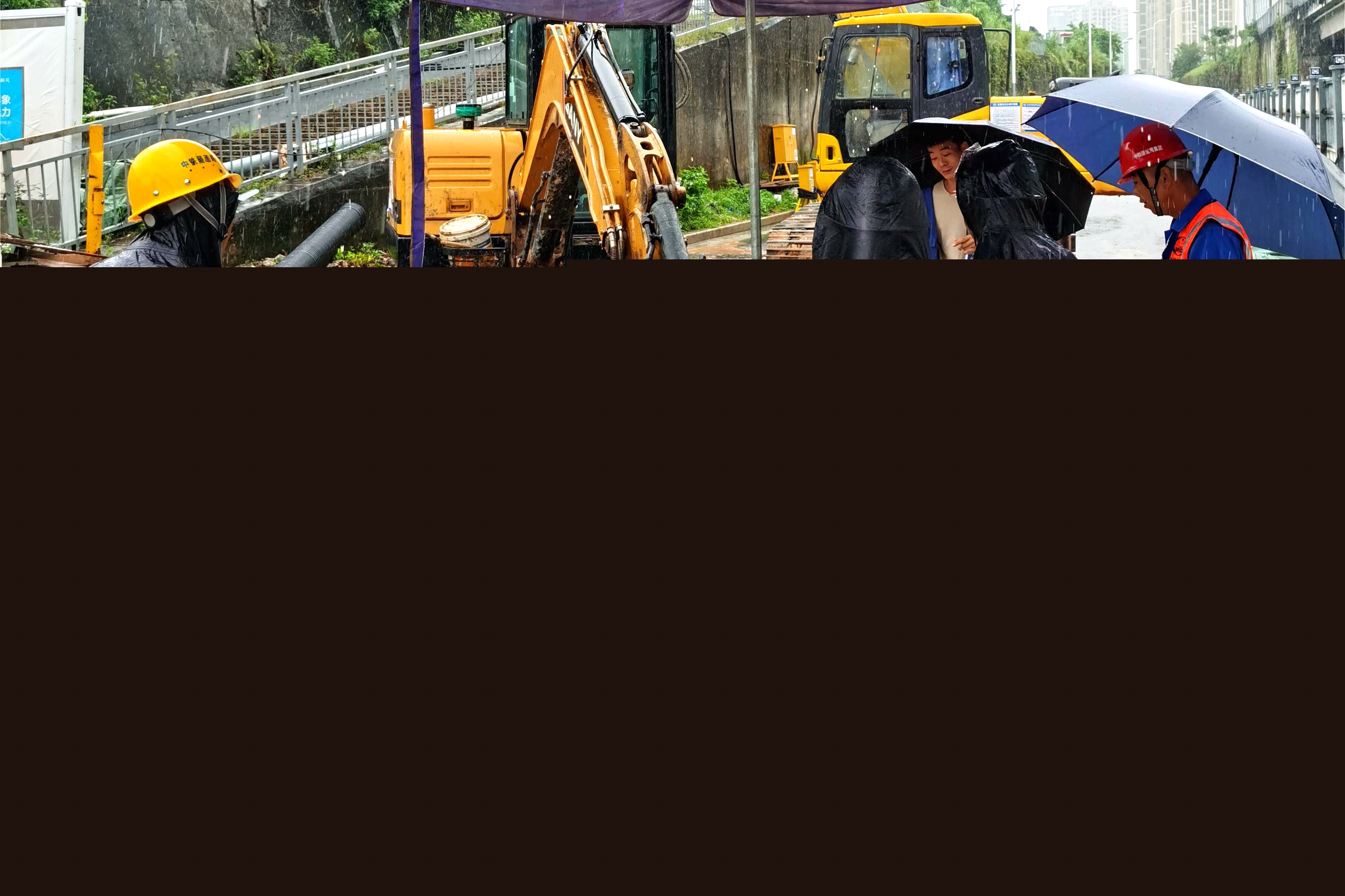 深大城際2標項目員工搶修排水管網.jpg