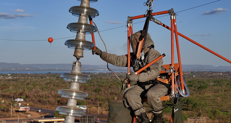 1(帶電作業(yè)實訓(xùn)現(xiàn)場,作業(yè)人員在更換受損絕緣子。).png 1(帶電作業(yè)實訓(xùn)現(xiàn)場,作業(yè)人員在更換受損絕緣子。).png