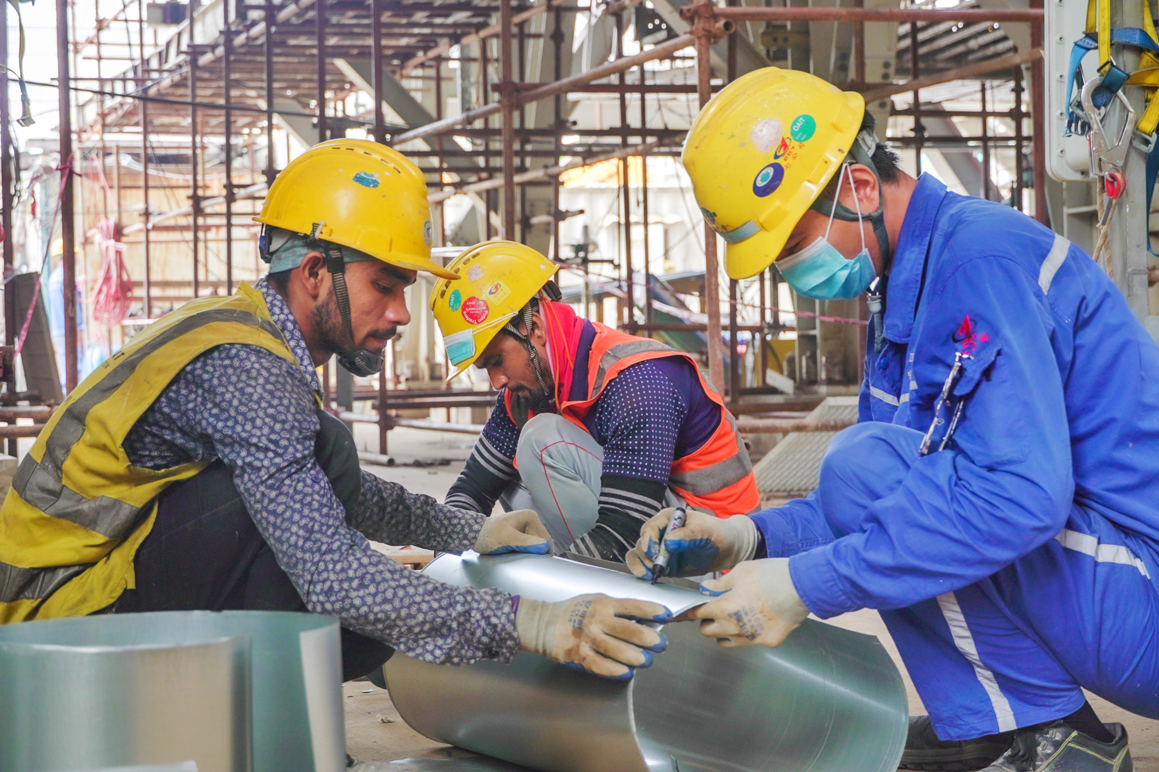 《授人以漁 共筑金色“孟”》圖片—— 工人在施工現場揮灑汗水.jpeg