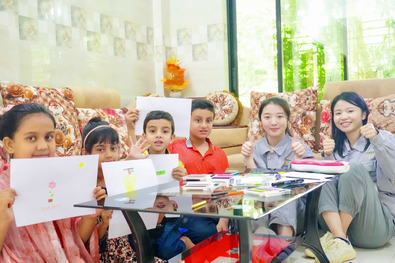 《授人以漁 共筑金色“孟”》圖片—— 教業主的孩子畫大熊貓.jpeg