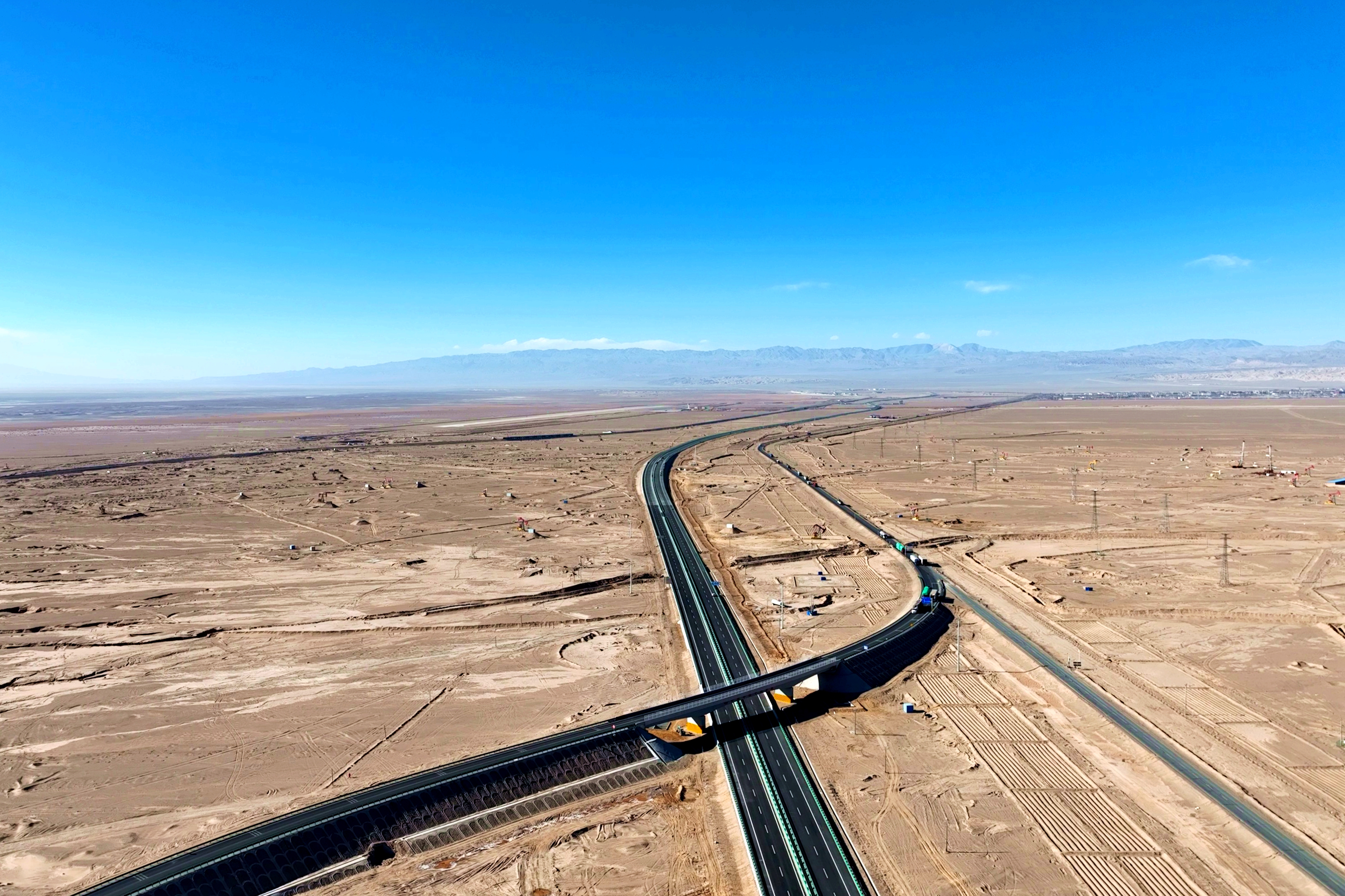 黃瓜梁至茫崖(省界)高速公路1.jpg 黃瓜梁至茫崖(省界)高速公路1.jpg