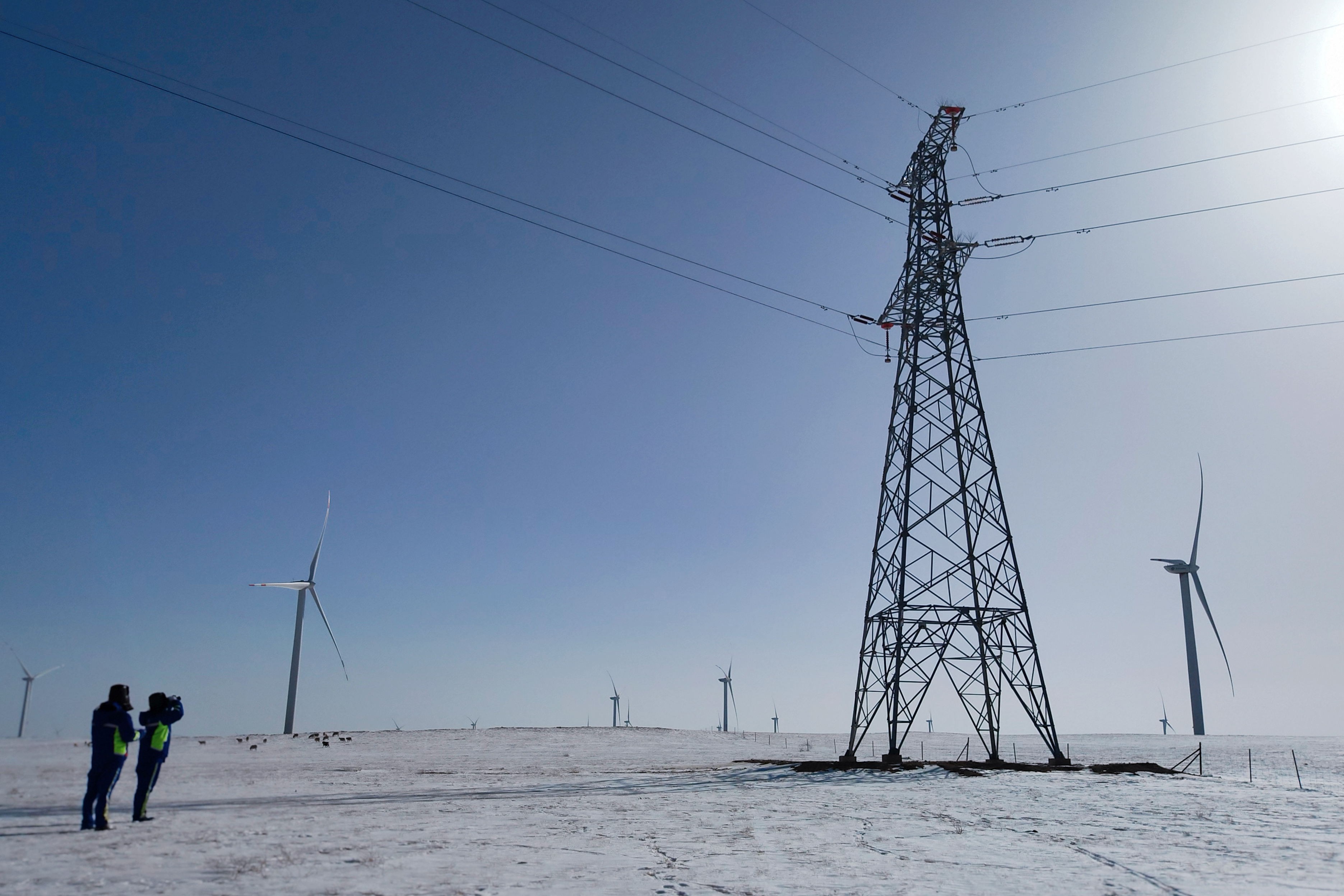 風電內蒙公司古寺錦旗風電場運檢人員開展集電線路巡視.jpg