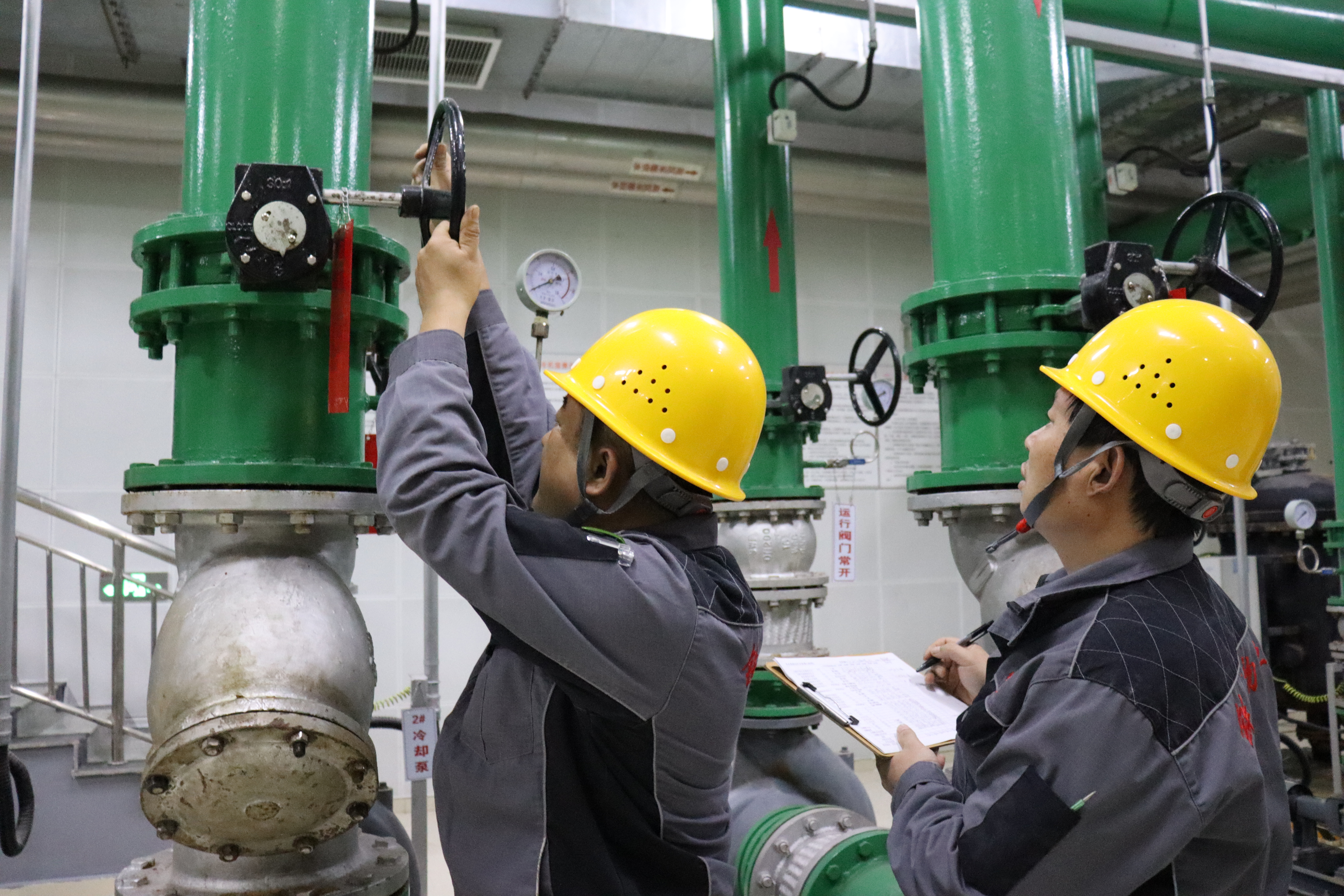 中鐵十四局物業人員在小區內檢修管道.jpg 中鐵十四局物業人員在小區內檢修管道.jpg