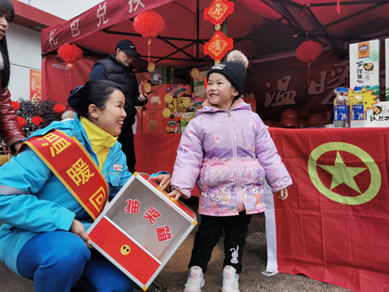 圖為員工與進(jìn)站休息的小朋友進(jìn)行抽獎(jiǎng)互動(dòng)。劉露秋 攝.jpg