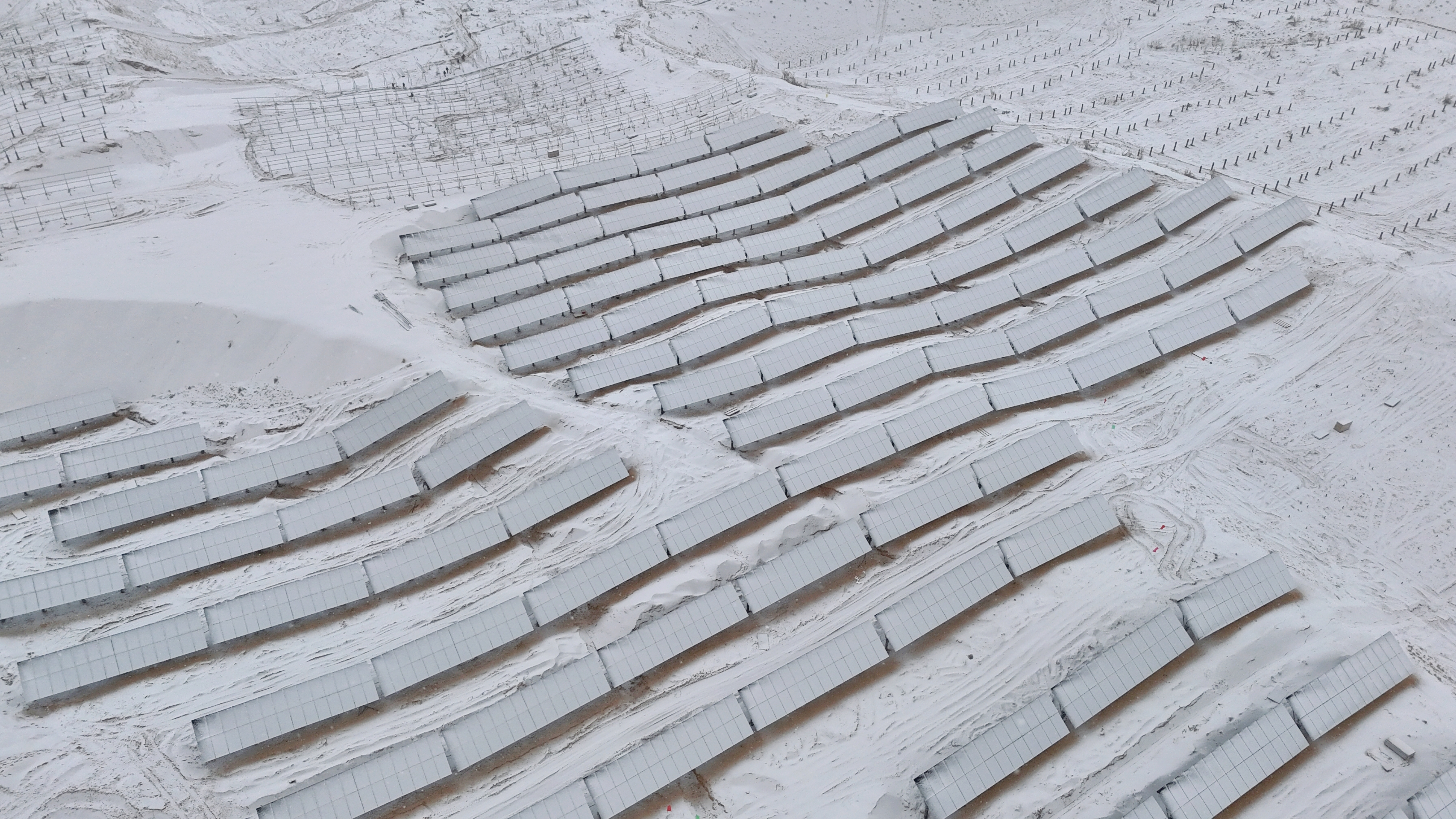 圖一:烏魯木齊米東區(qū)350萬千瓦光伏項目現(xiàn)場.jpg 圖一:烏魯木齊米東區(qū)350萬千瓦光伏項目現(xiàn)場.jpg