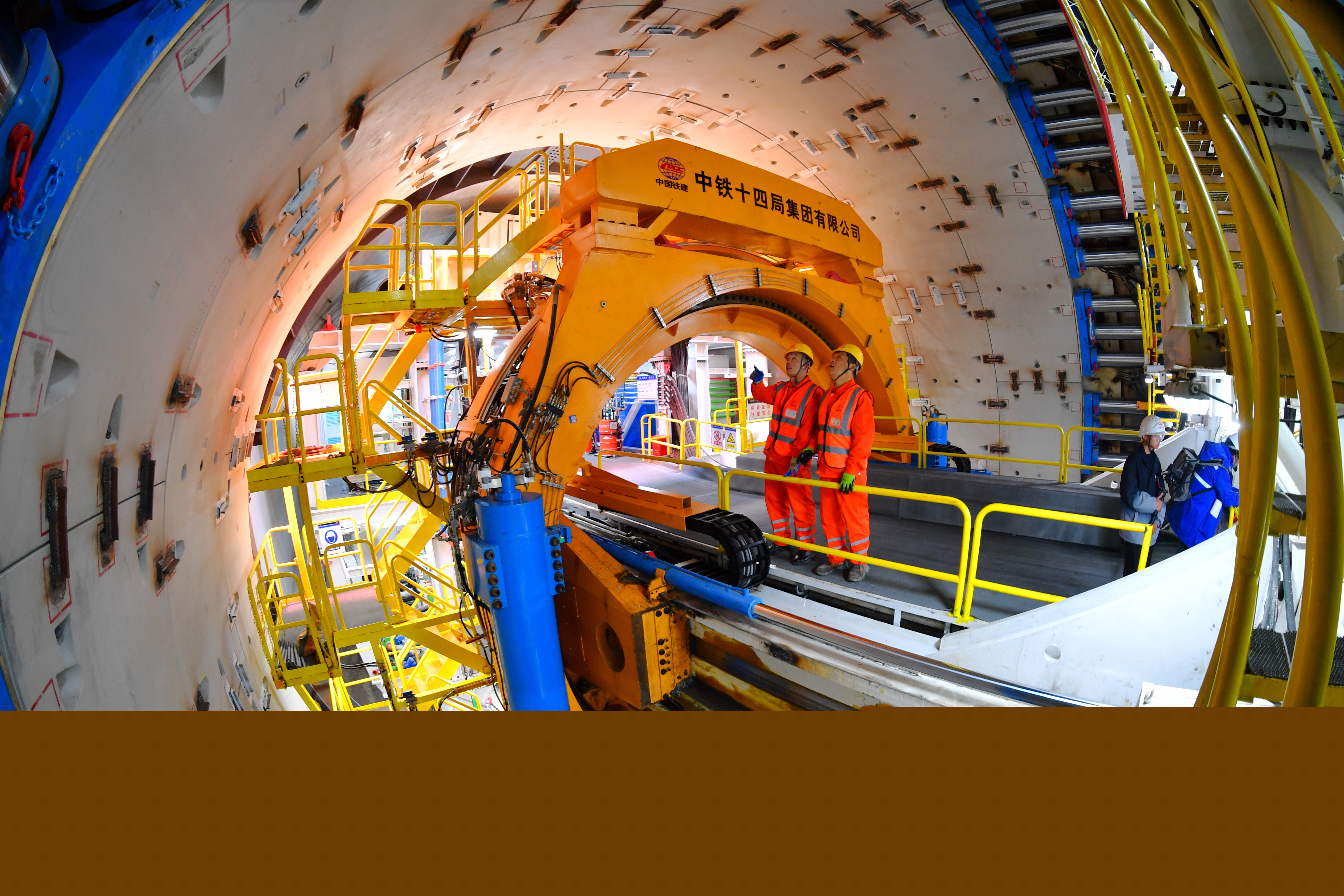 2.建設者在盾構機內檢查運行情況。.jpg