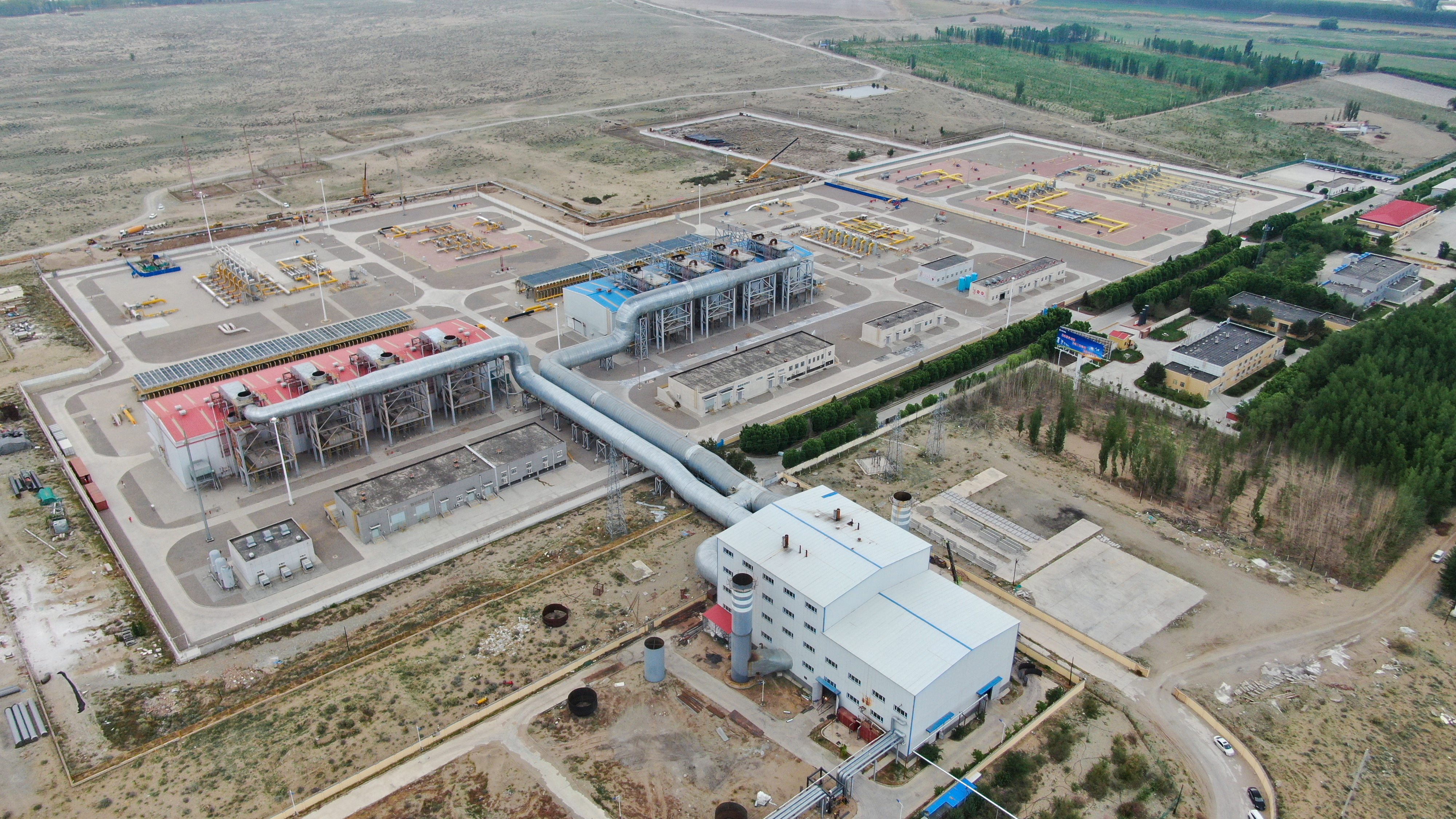 霍爾果斯作業(yè)區(qū)建成了全國(guó)首個(gè)天然氣輸氣場(chǎng)站余熱發(fā)電項(xiàng)目。圖為余熱發(fā)電項(xiàng)目航拍圖（原圖）.jpg