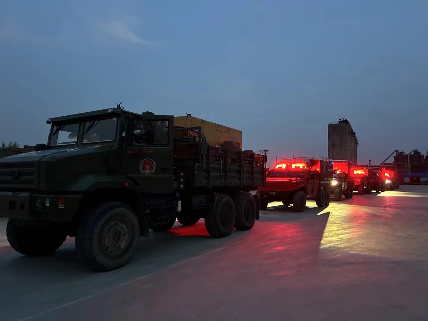 7月8日晚，新興際華隊車隊千里馳援排澇救災出征.jpg
