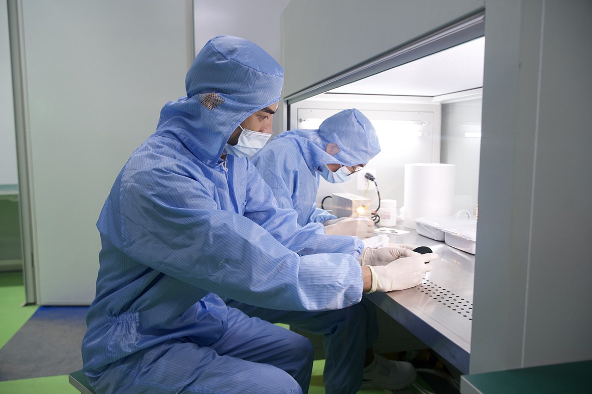 圖為馳宏鍺業科研人員在紅外鏡頭開發研究室工作。 陳曉玲   攝.jpg