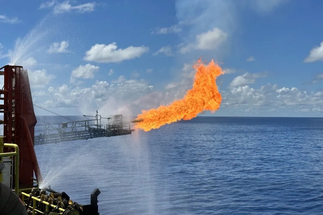 “南海八號(hào)”鉆井平臺(tái)在對(duì)開平南油田探井進(jìn)行產(chǎn)量測(cè)試3.jpg