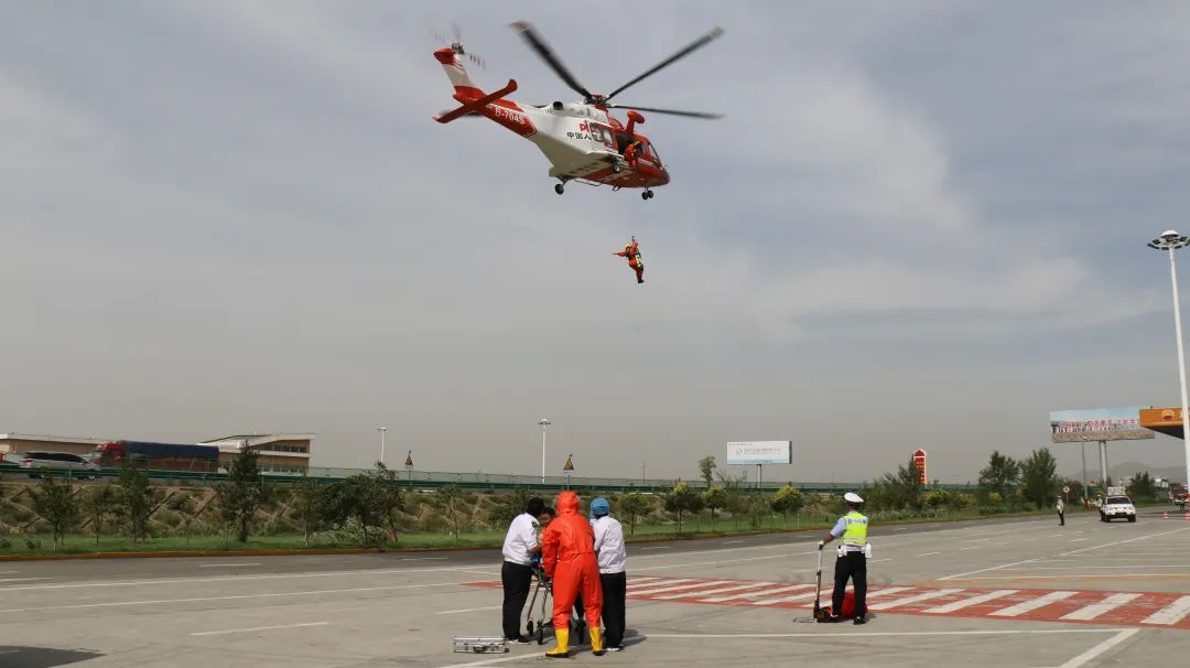 高速公路應急處置空中救援演練.jpg 高速公路應急處置空中救援演練.jpg
