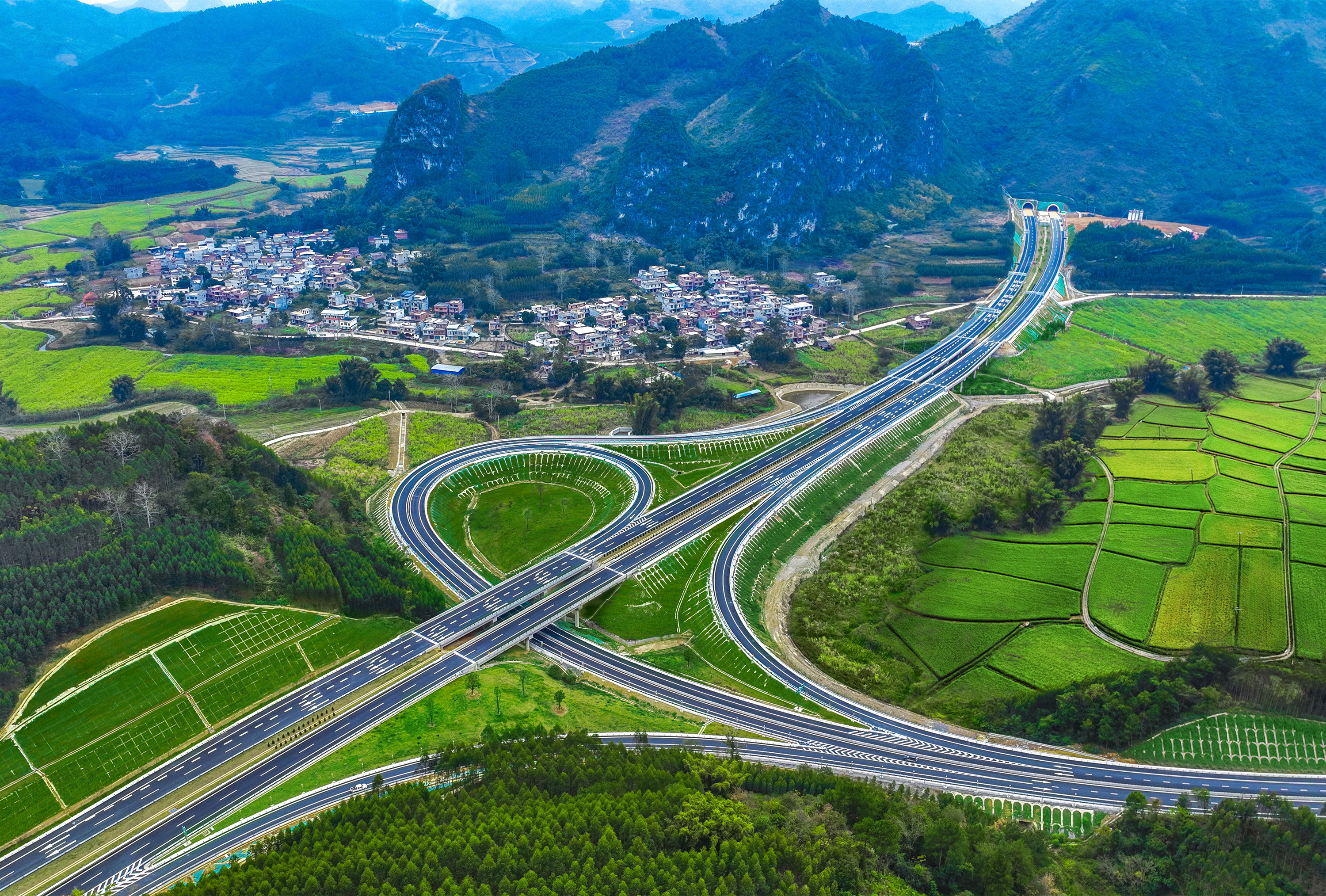 田新高速與田園風光融為一體,綠意盎然.jpg 田新高速與田園風光融為一體,綠意盎然.jpg