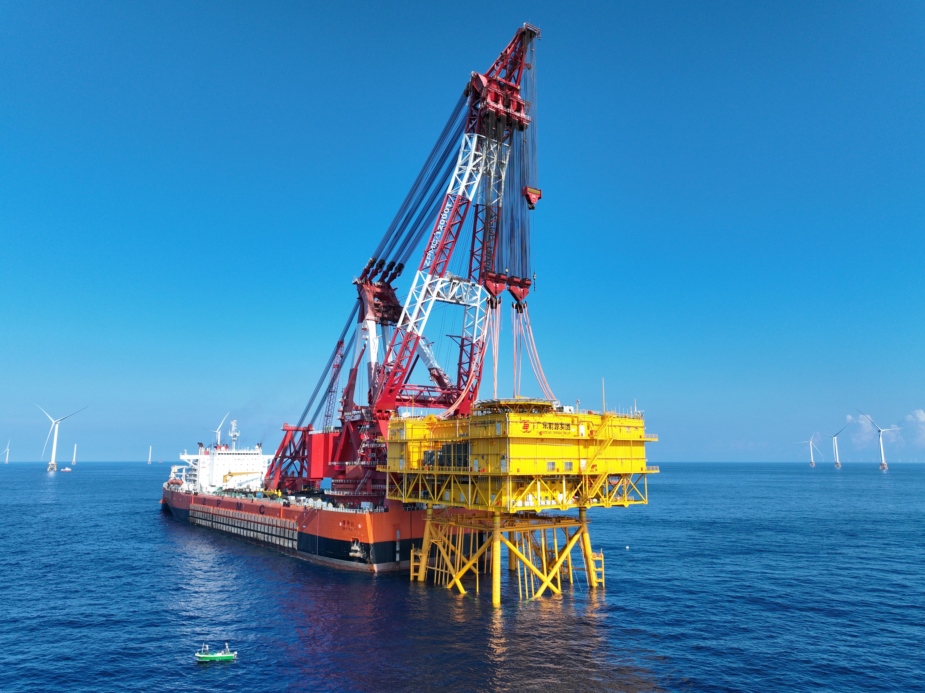 圖1：青洲海上風(fēng)電項目海上升壓站成功吊裝.jpg