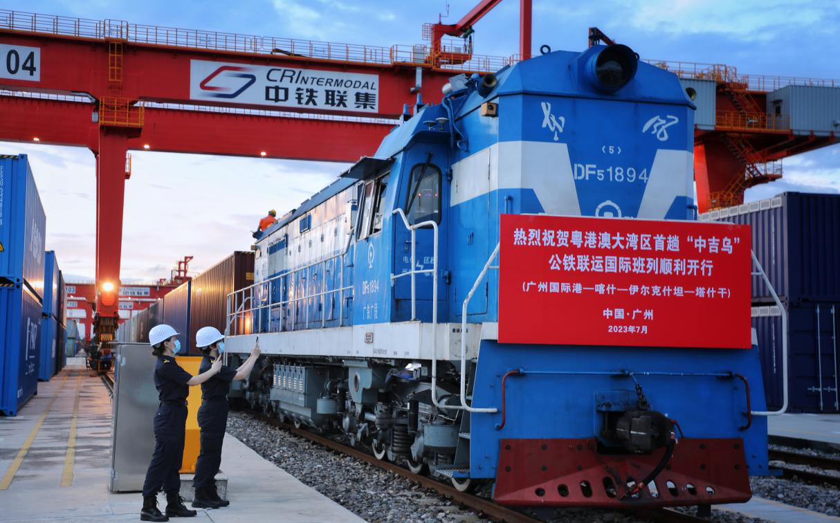 圖片1粵港澳大灣區首列“中吉烏”公鐵聯運國際班列整裝待發.png