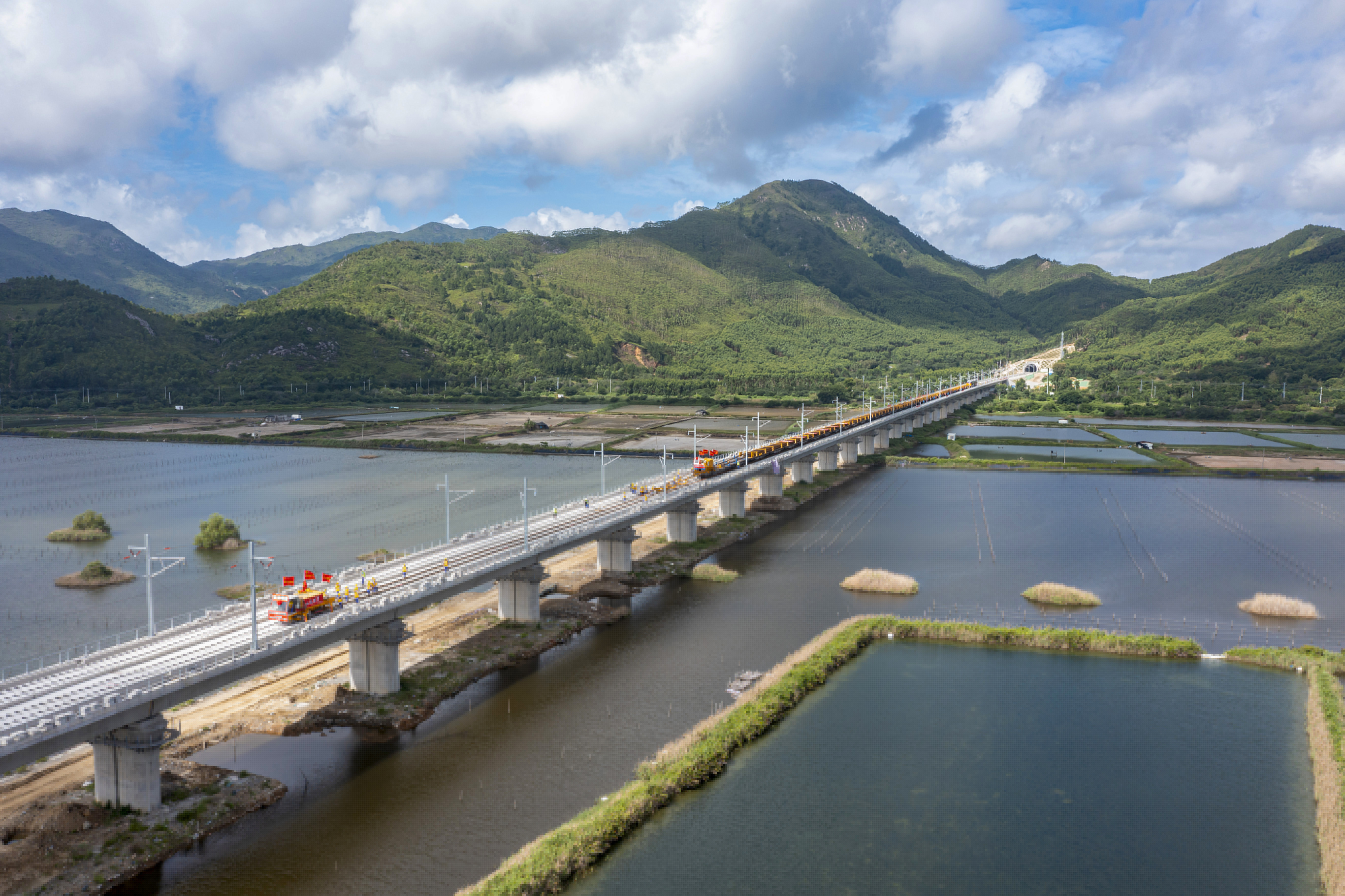 汕汕鐵路鋪軌.jpg 汕汕鐵路鋪軌.jpg