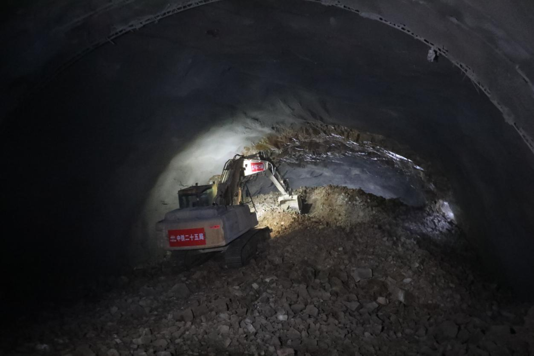 隧道掌子面貫通施工現(xiàn)場.png