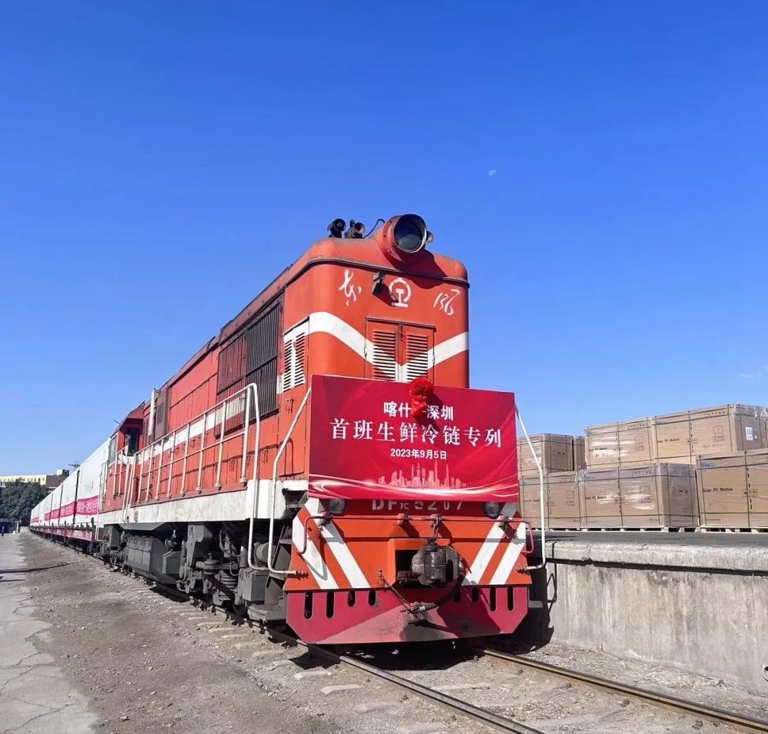 “中吉烏”通道首列回程廣東冷鏈班列緩緩駛出新疆喀什站.jpg “中吉烏”通道首列回程廣東冷鏈班列緩緩駛出新疆喀什站.jpg